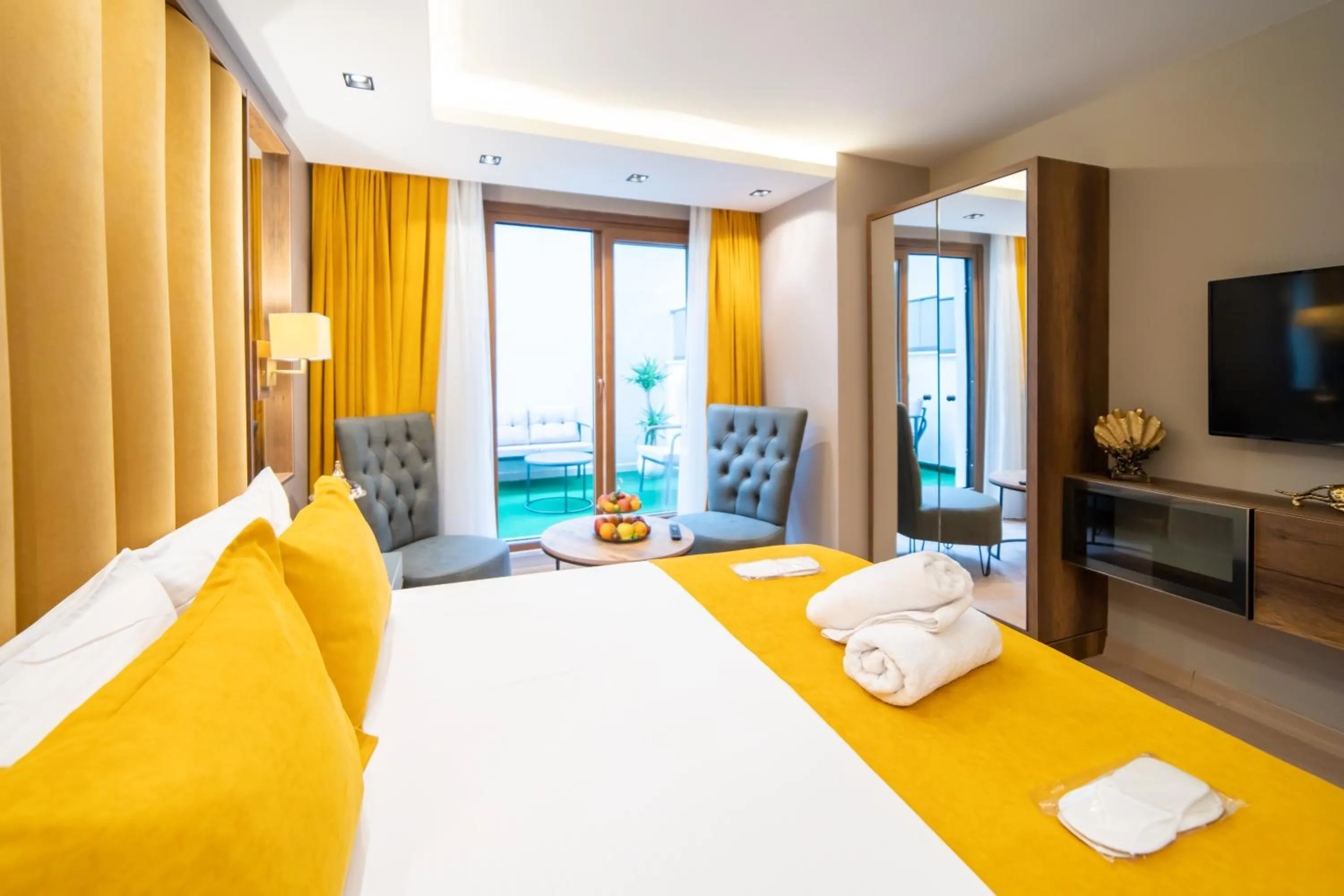 Garden, Bed in Garden Room Suit Hotel