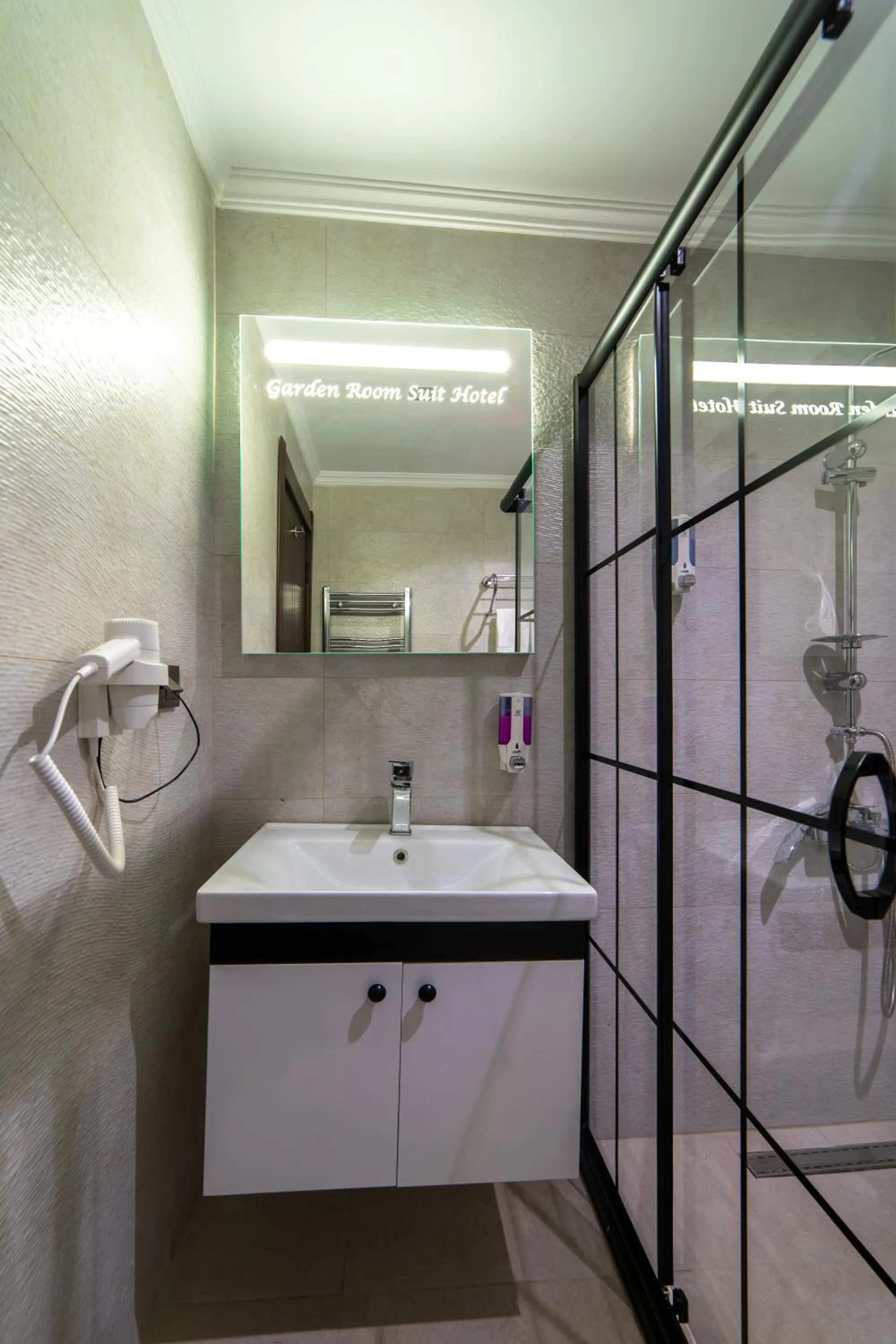 Shower in Garden Room Suit Hotel