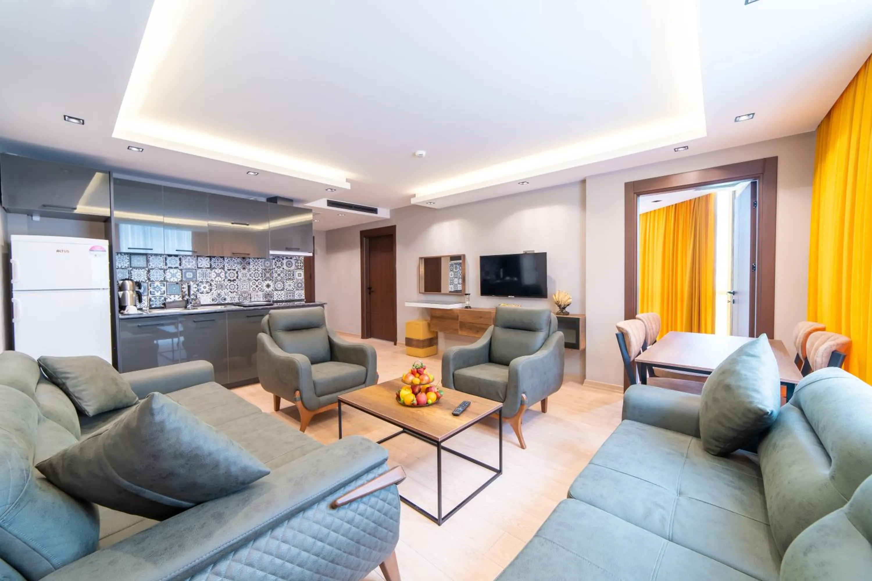 Communal lounge/ TV room in Garden Room Suit Hotel