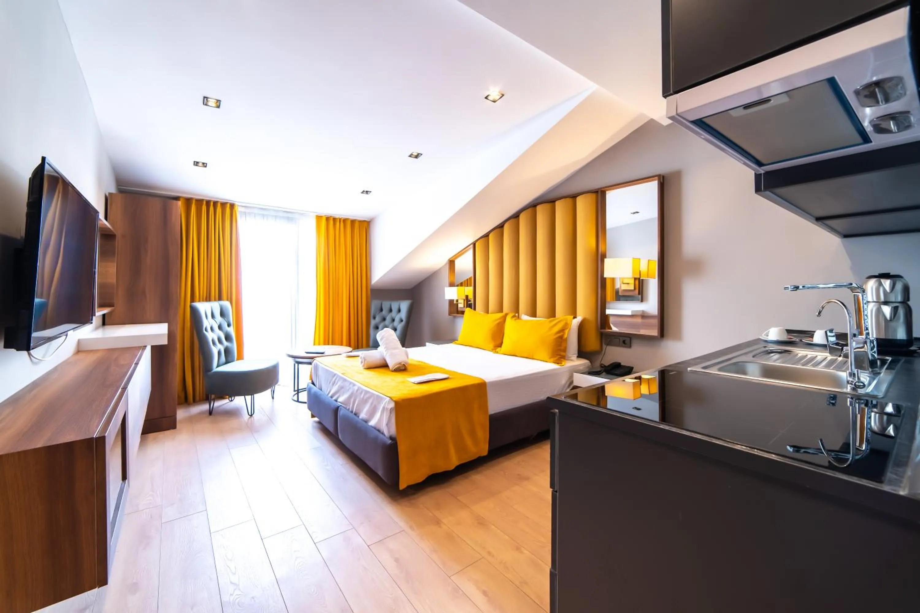 TV and multimedia, Bed in Garden Room Suit Hotel