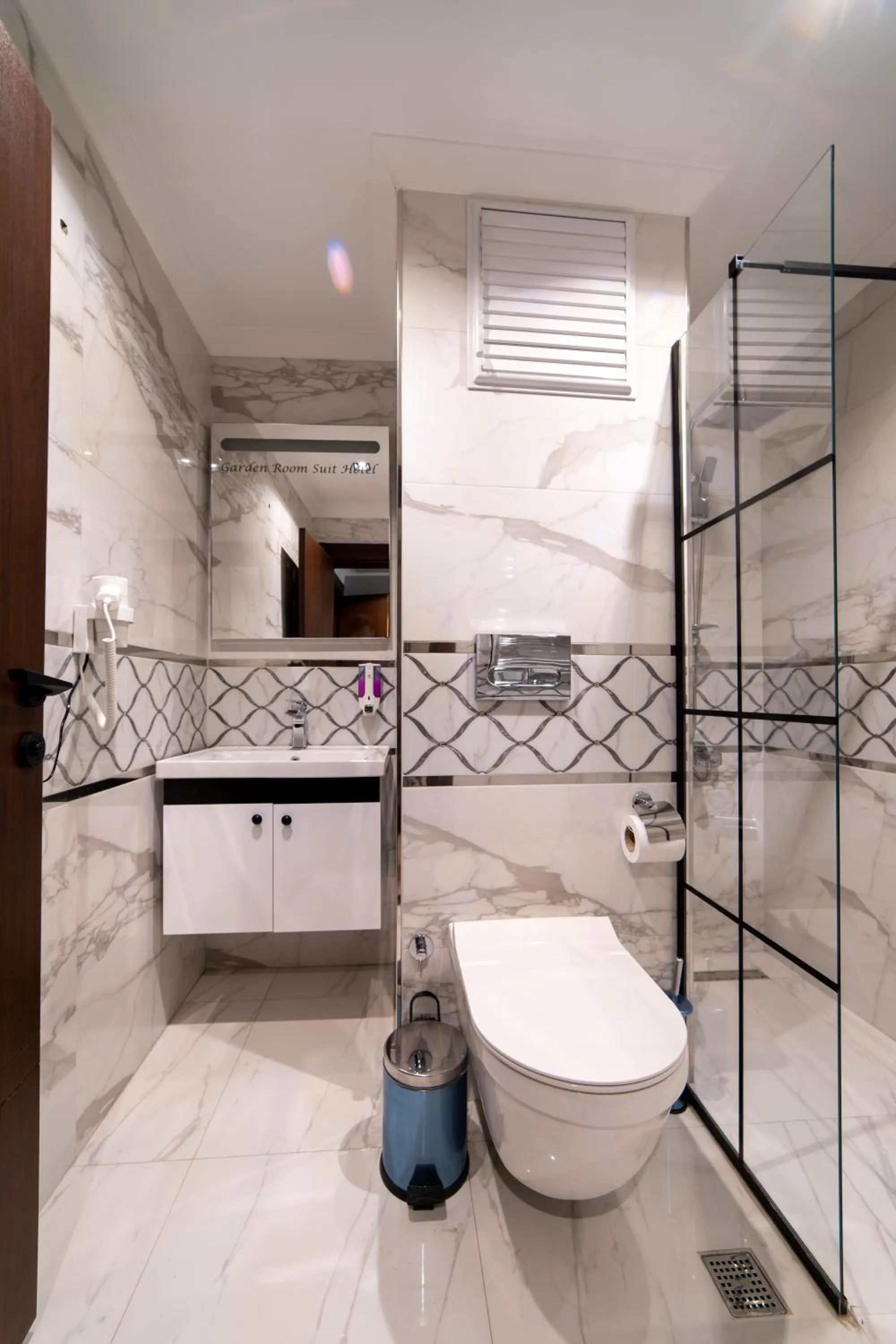 Shower in Garden Room Suit Hotel