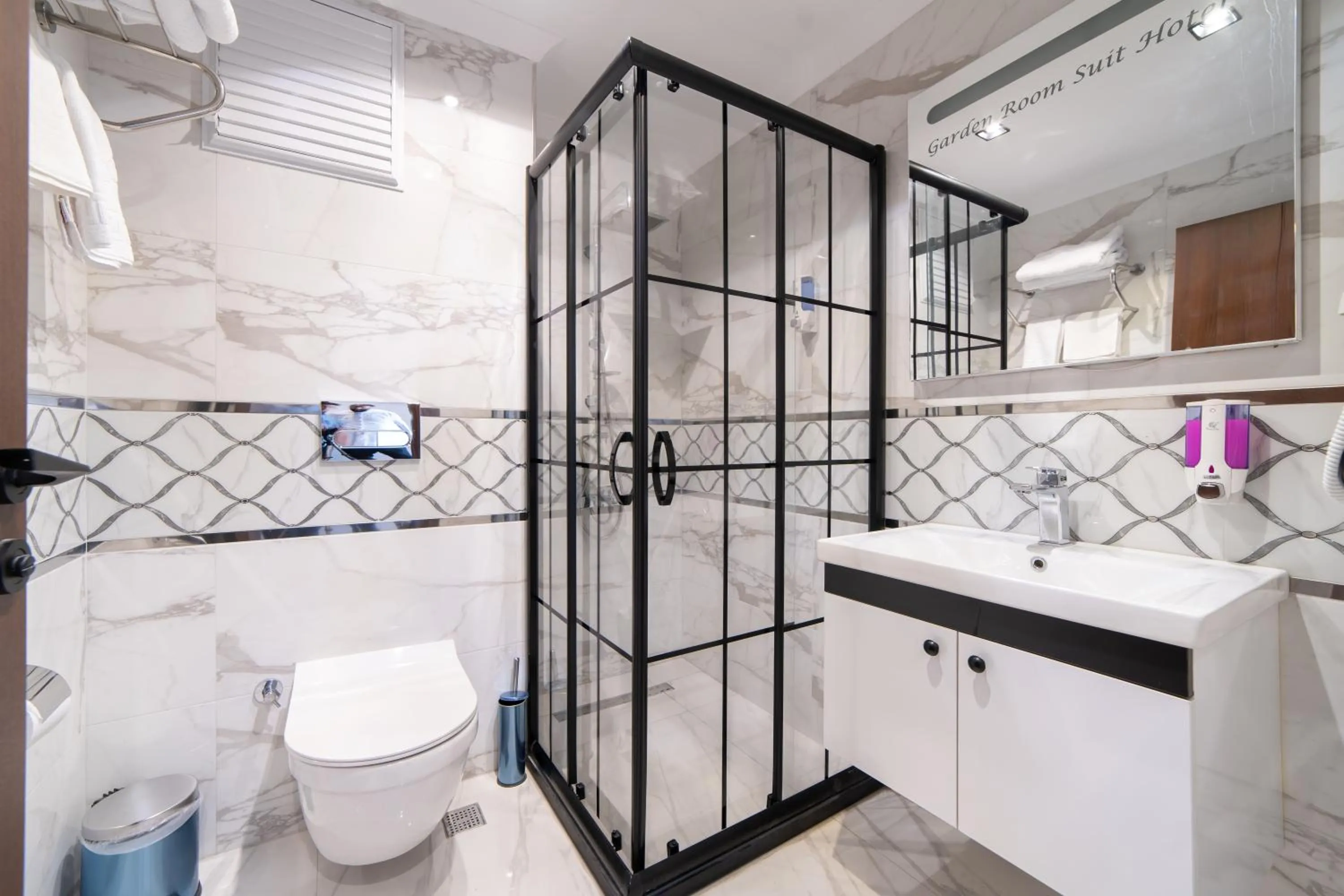 Shower in Garden Room Suit Hotel