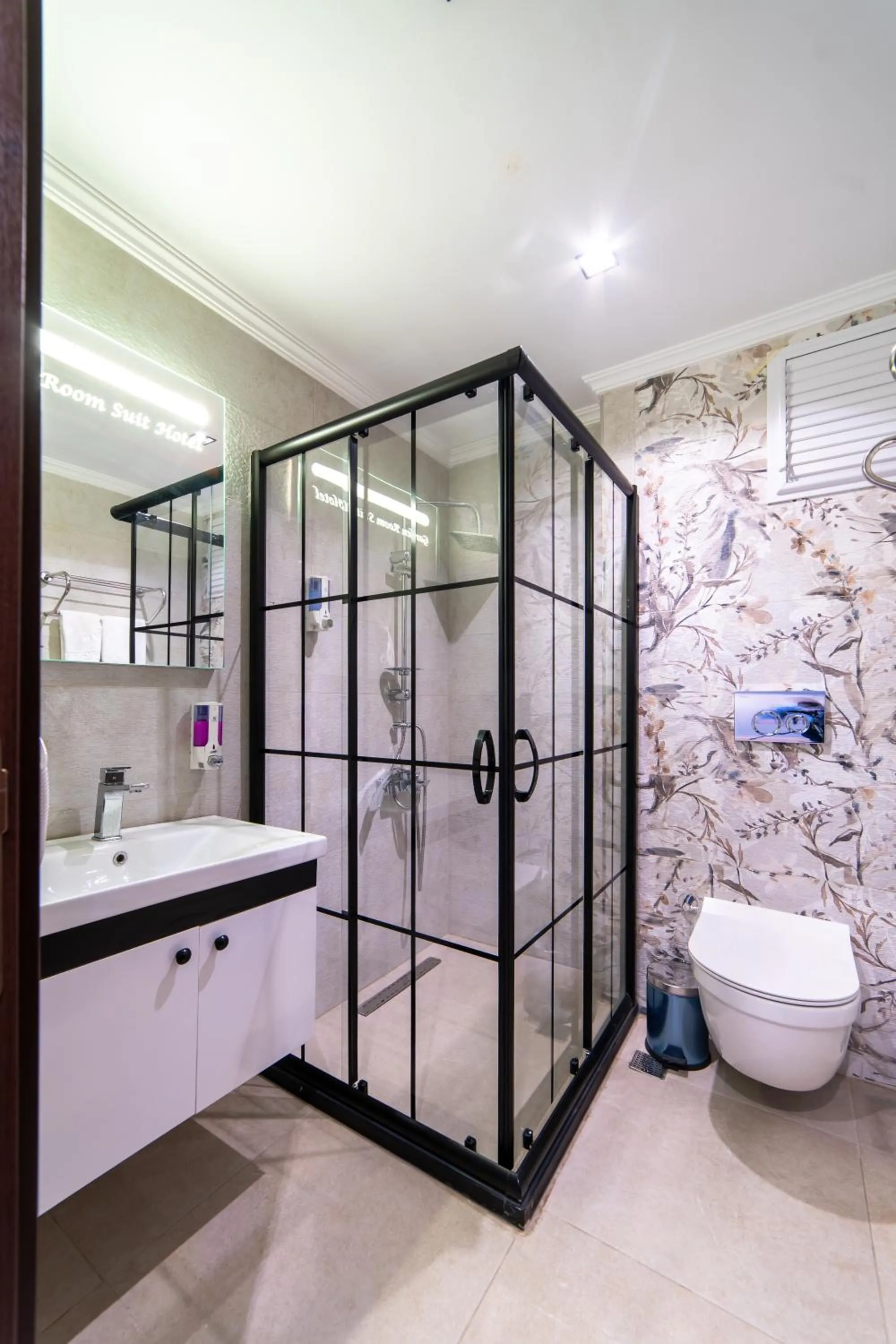 Shower in Garden Room Suit Hotel