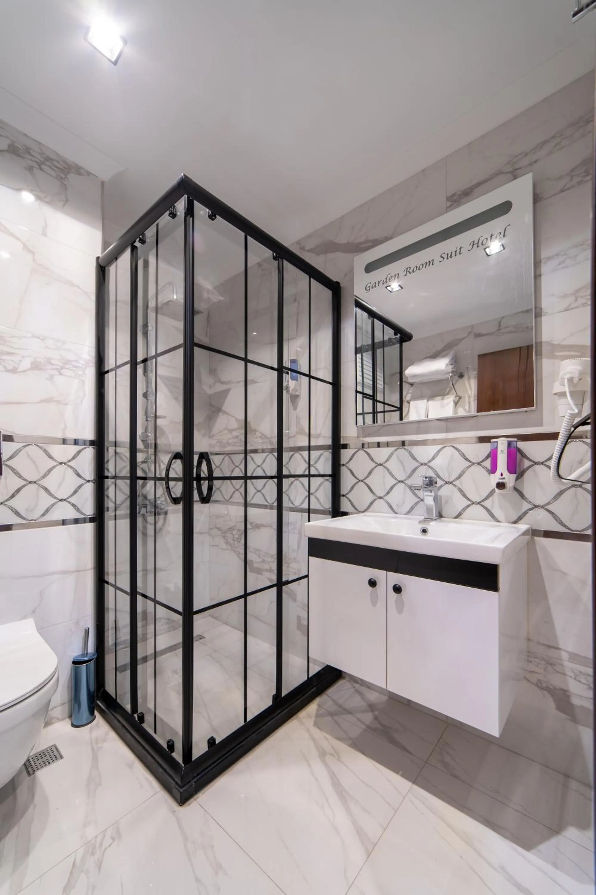 Shower in Garden Room Suit Hotel