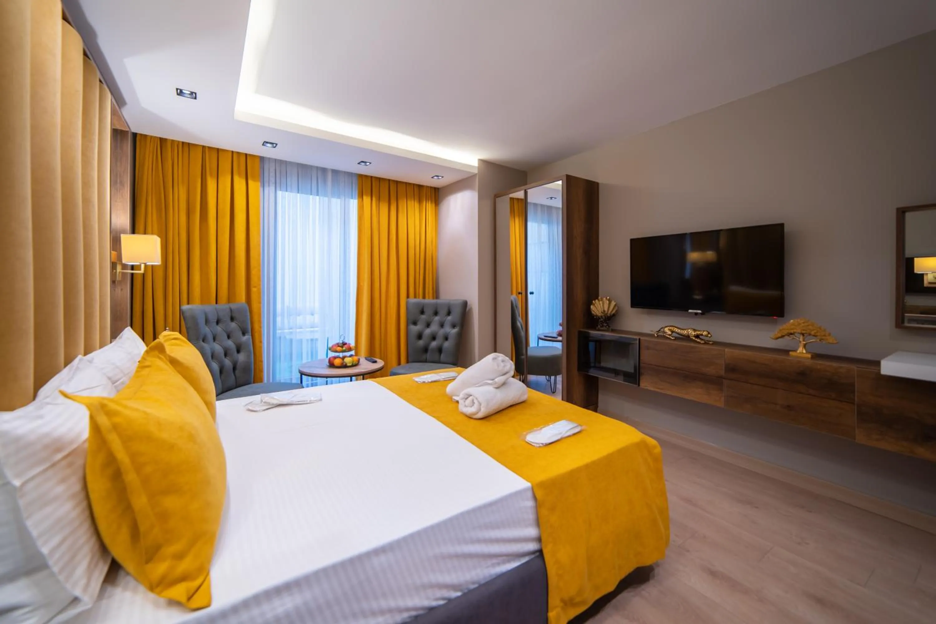 Communal lounge/ TV room, Bed in Garden Room Suit Hotel