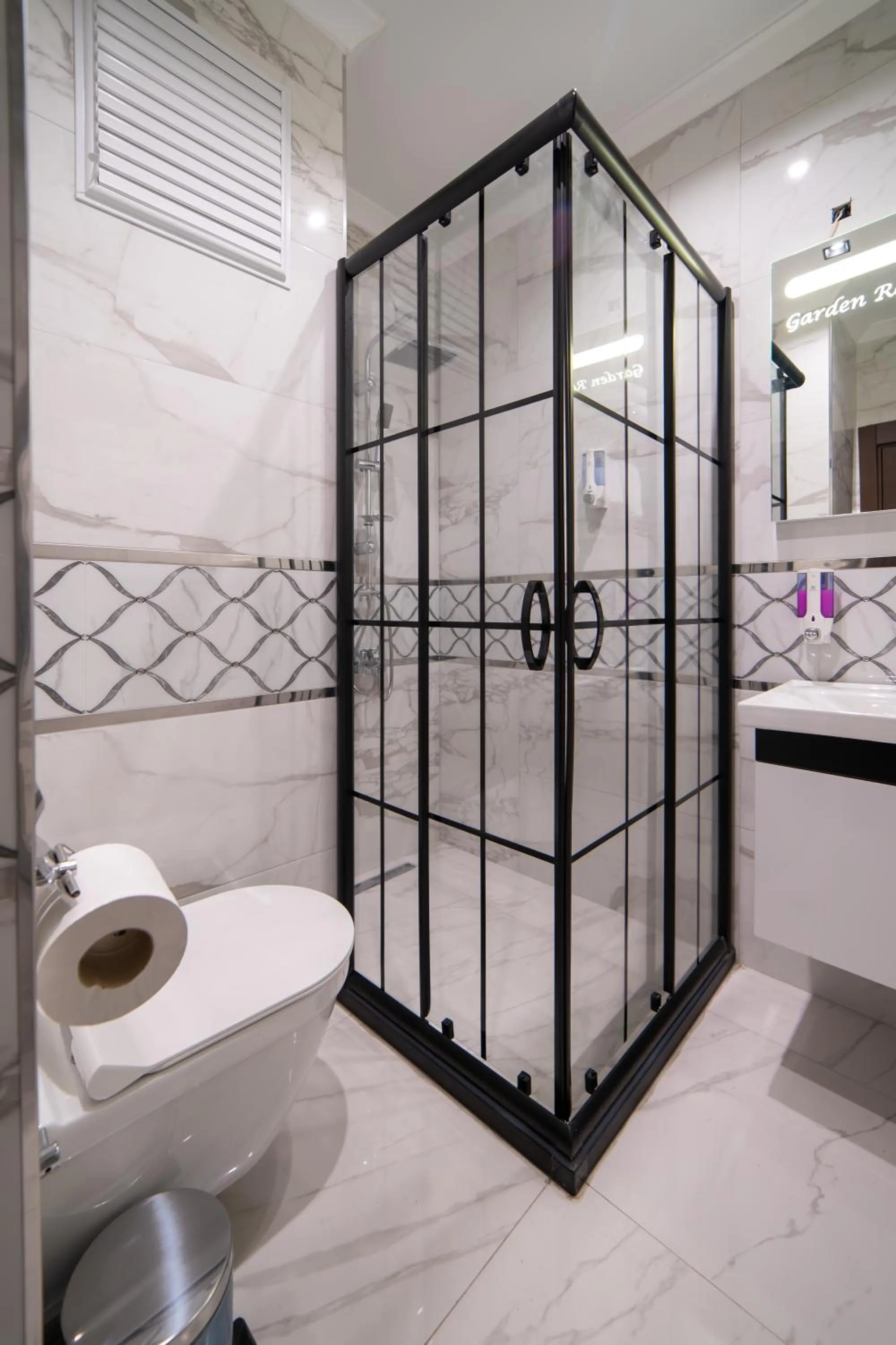 Shower in Garden Room Suit Hotel