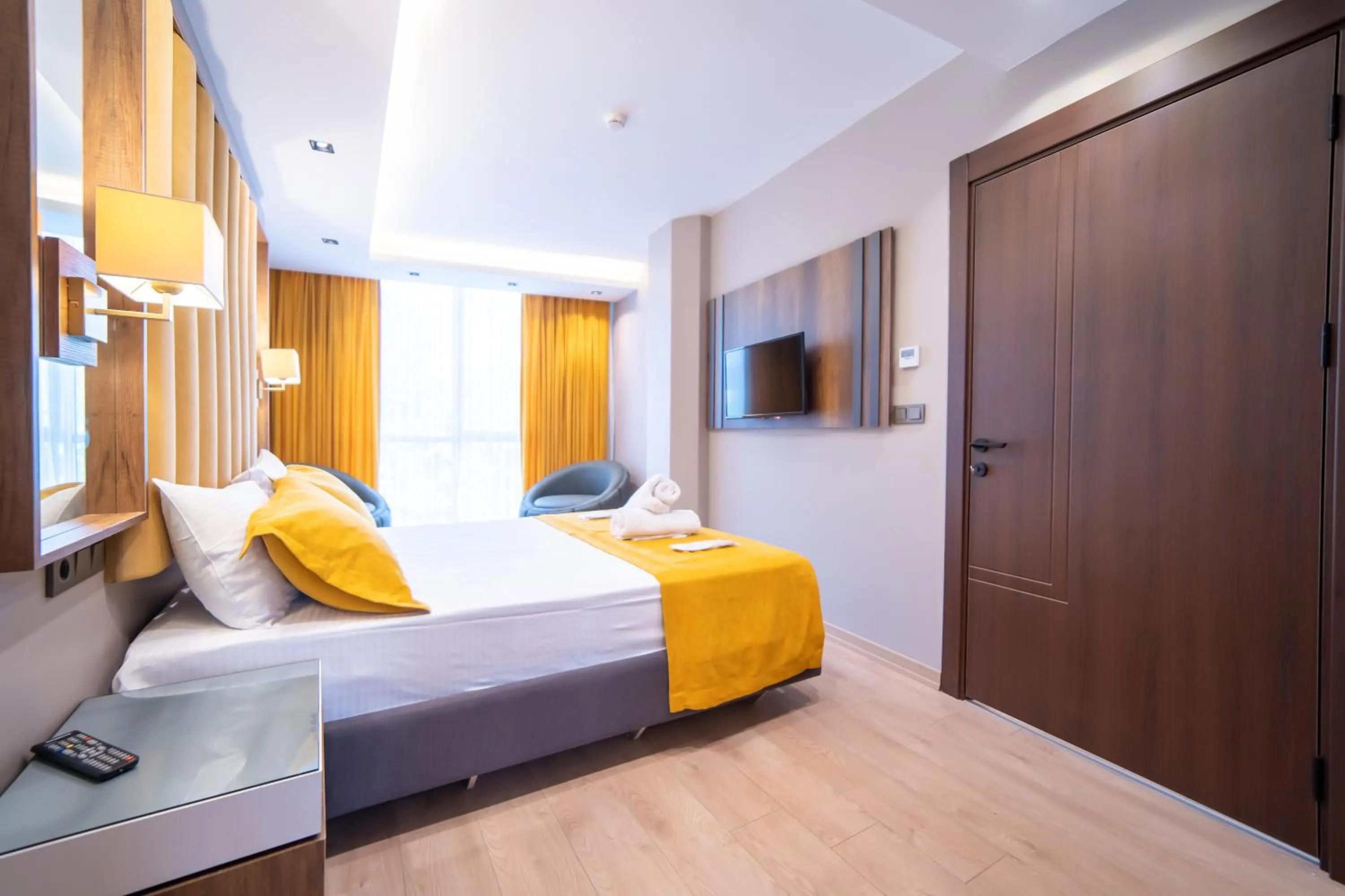 Communal lounge/ TV room, Bed in Garden Room Suit Hotel