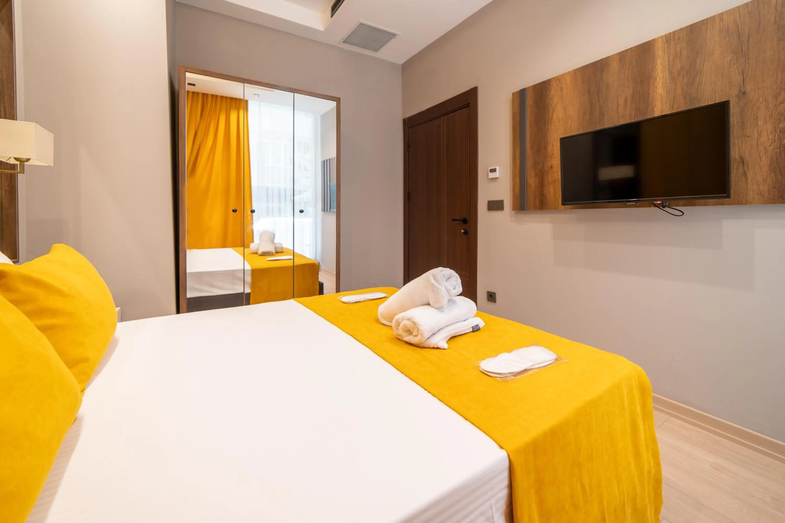 Bed in Garden Room Suit Hotel