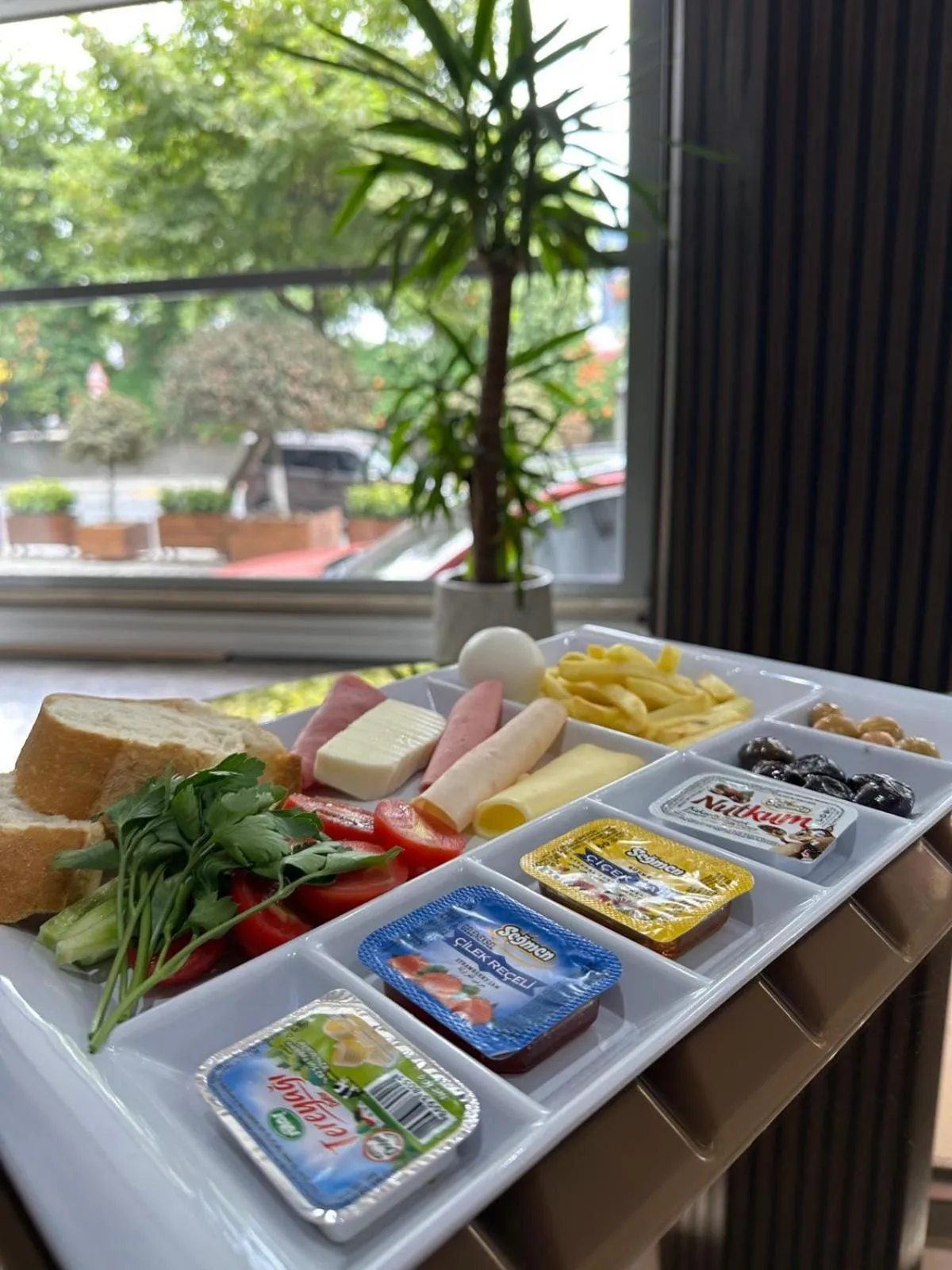 Breakfast in Garden Room Suit Hotel