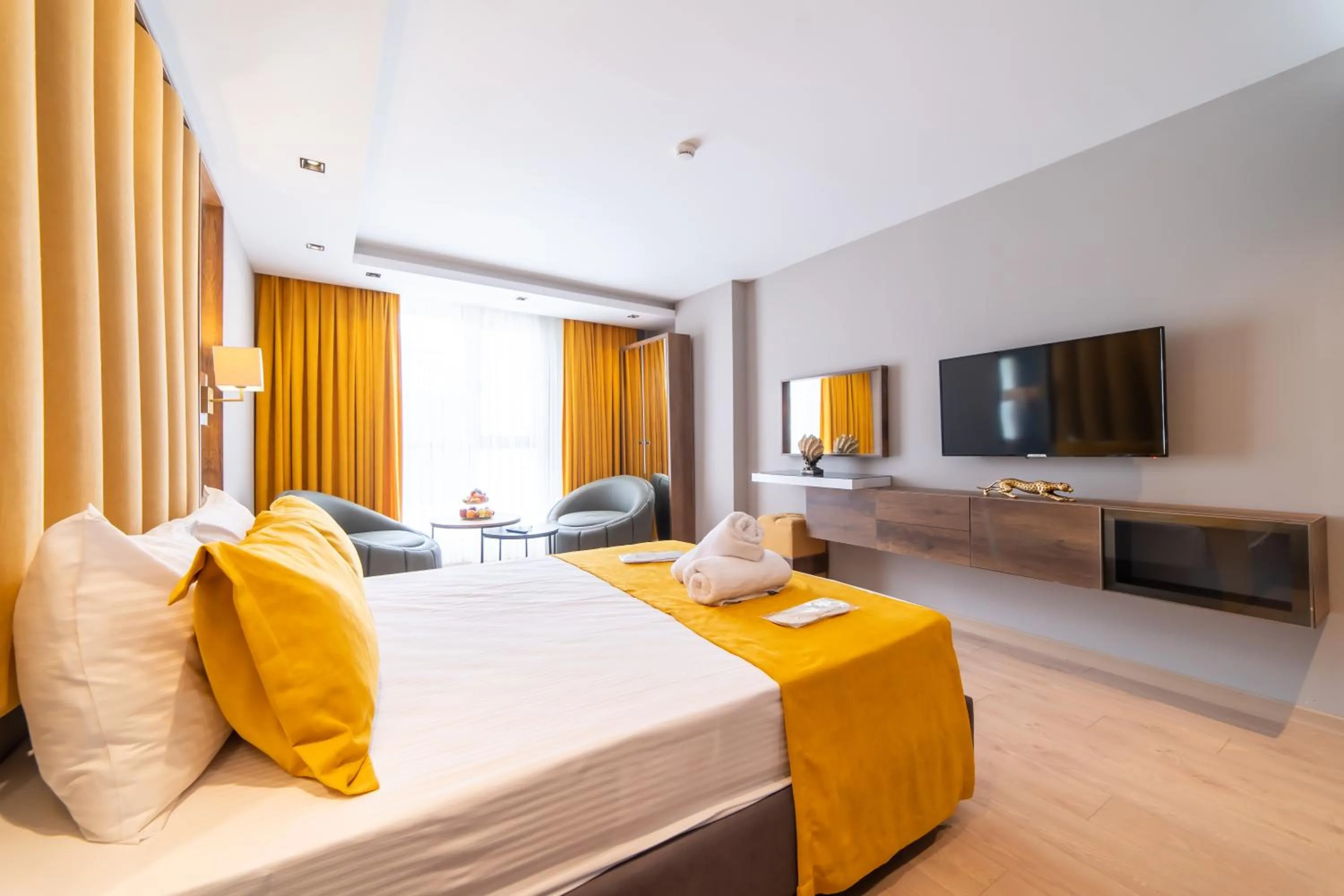 Photo of the whole room, Bed in Garden Room Suit Hotel