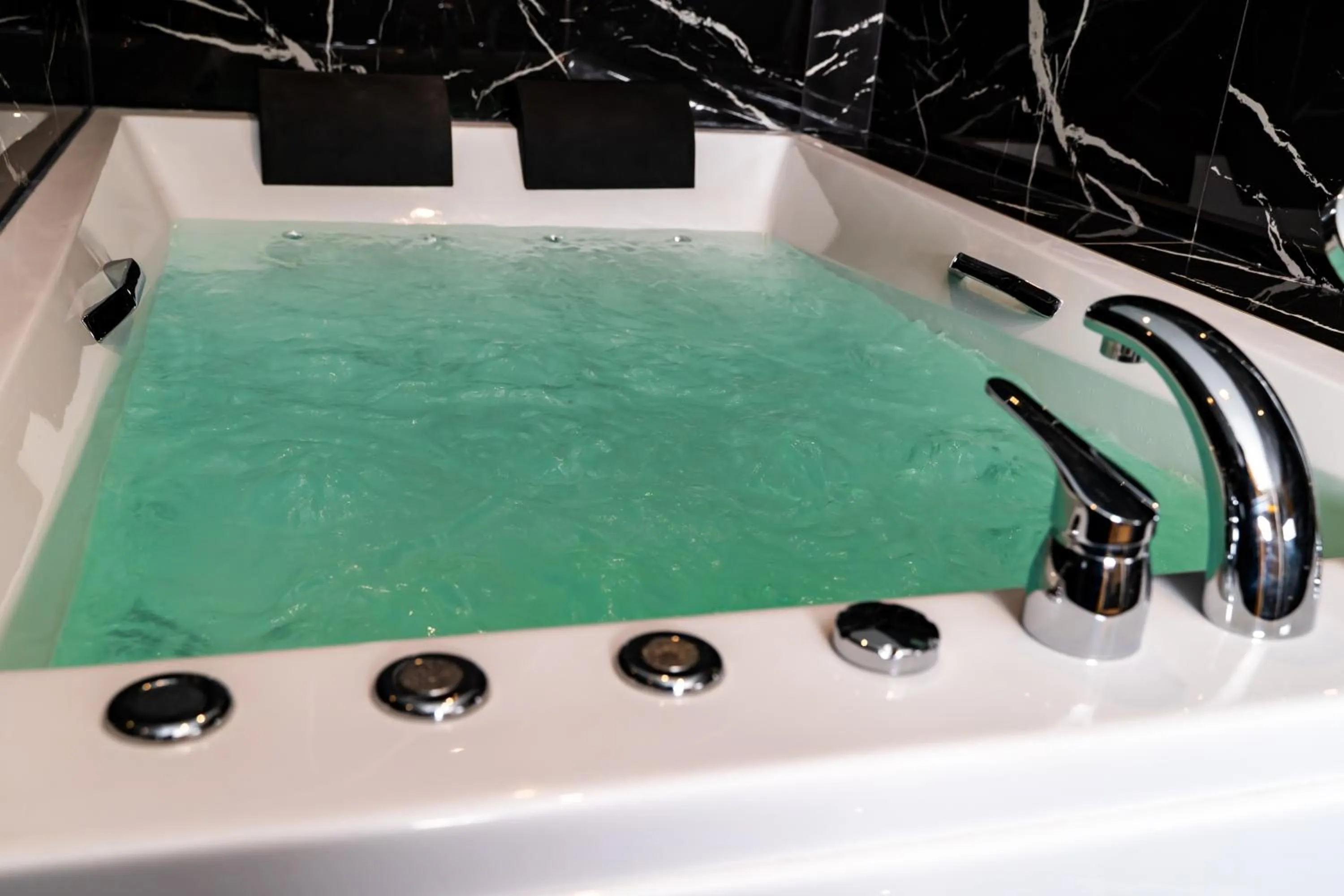 Hot Tub in Garden Room Suit Hotel