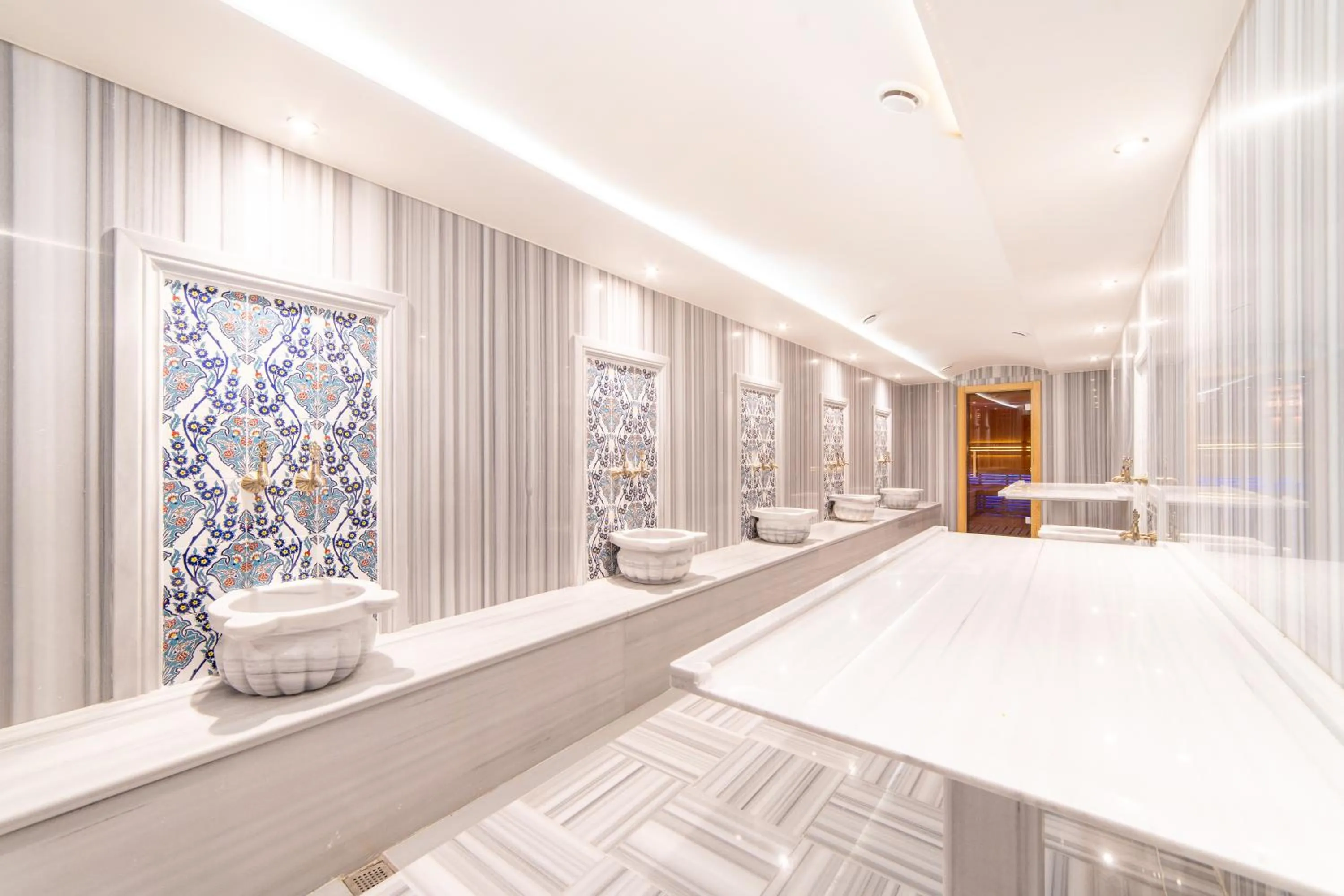 Public Bath, Bed in Garden Room Suit Hotel