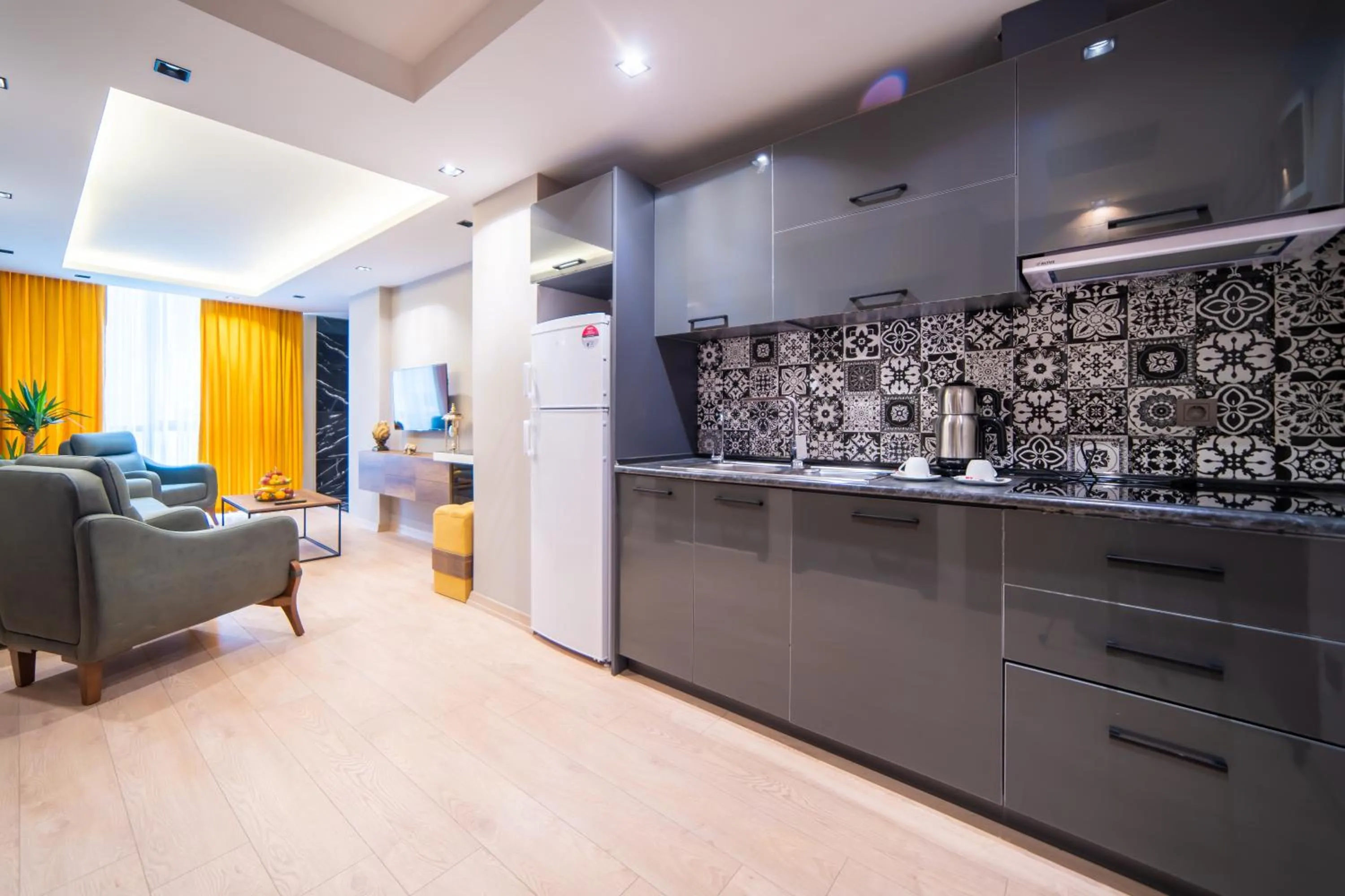 Kitchen or kitchenette in Garden Room Suit Hotel