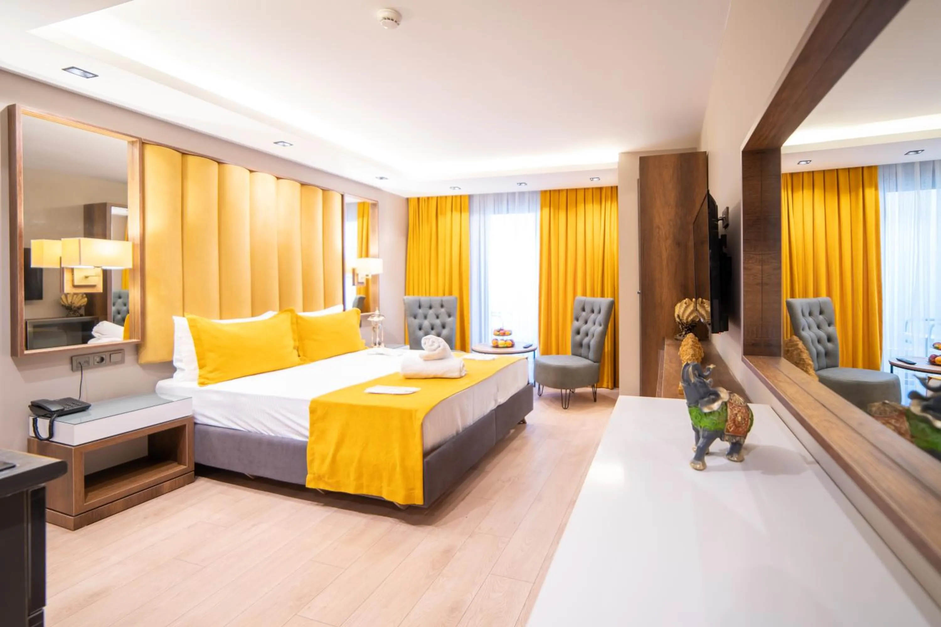 Photo of the whole room, Bed in Garden Room Suit Hotel