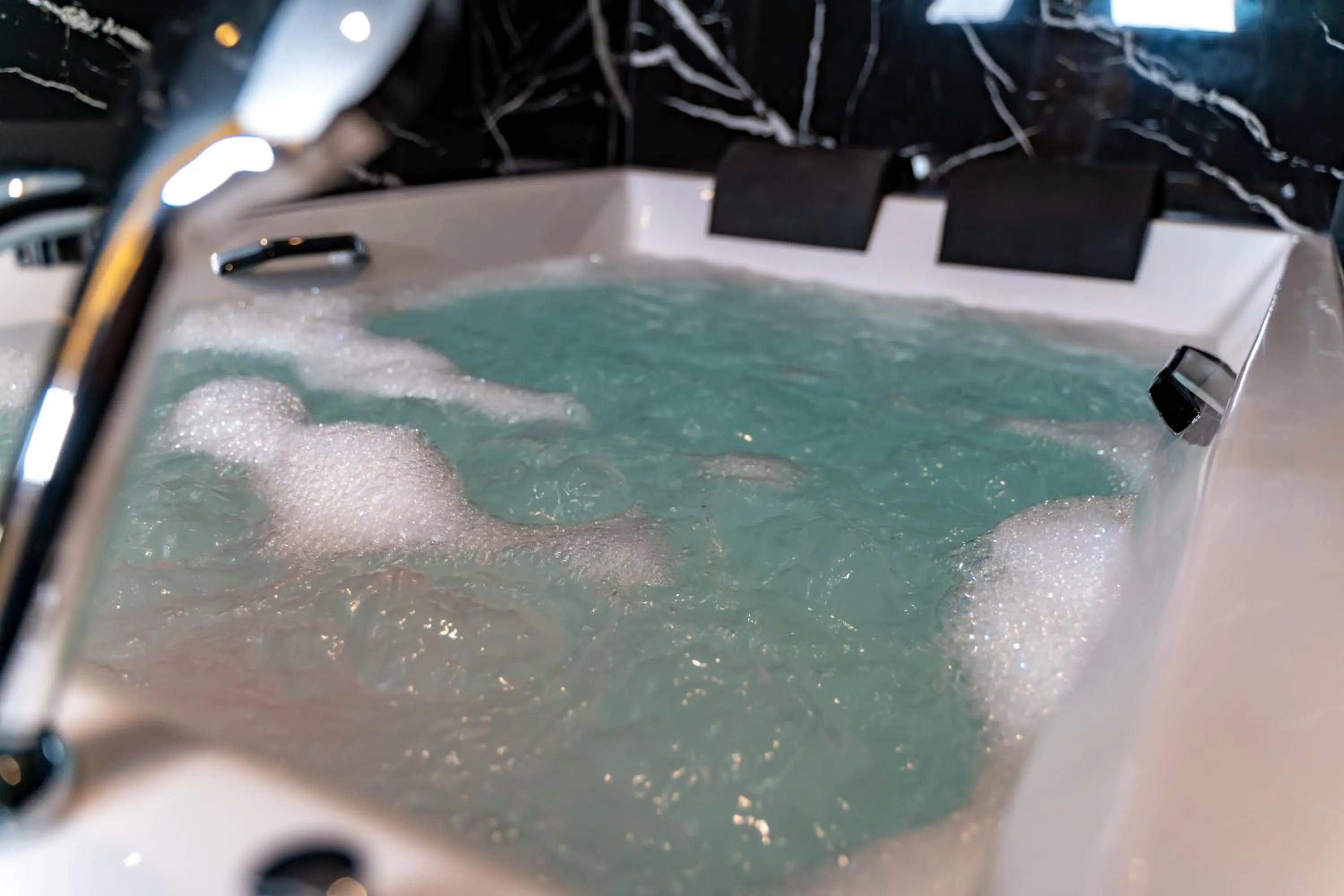 Hot Tub in Garden Room Suit Hotel