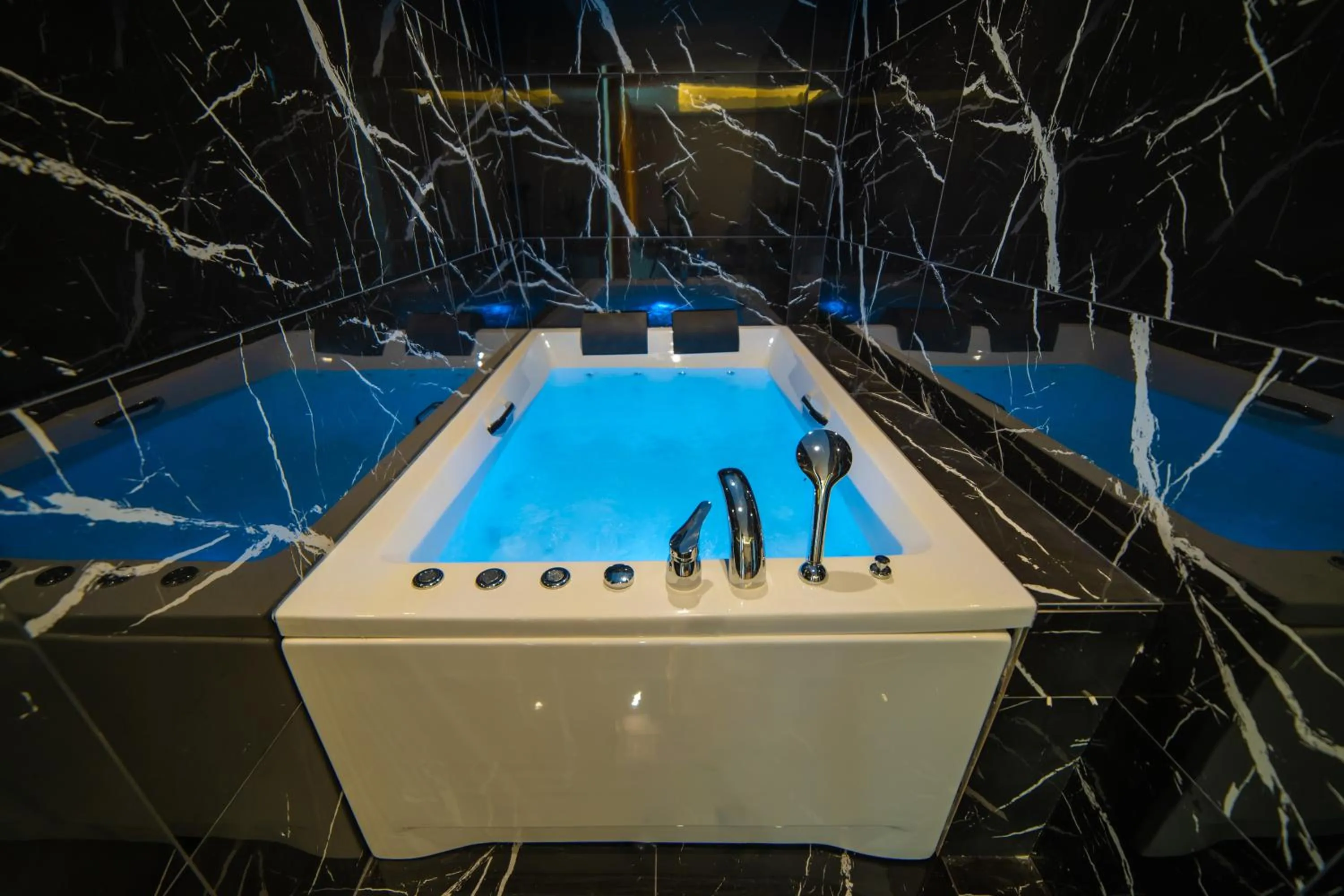 Bath in Garden Room Suit Hotel