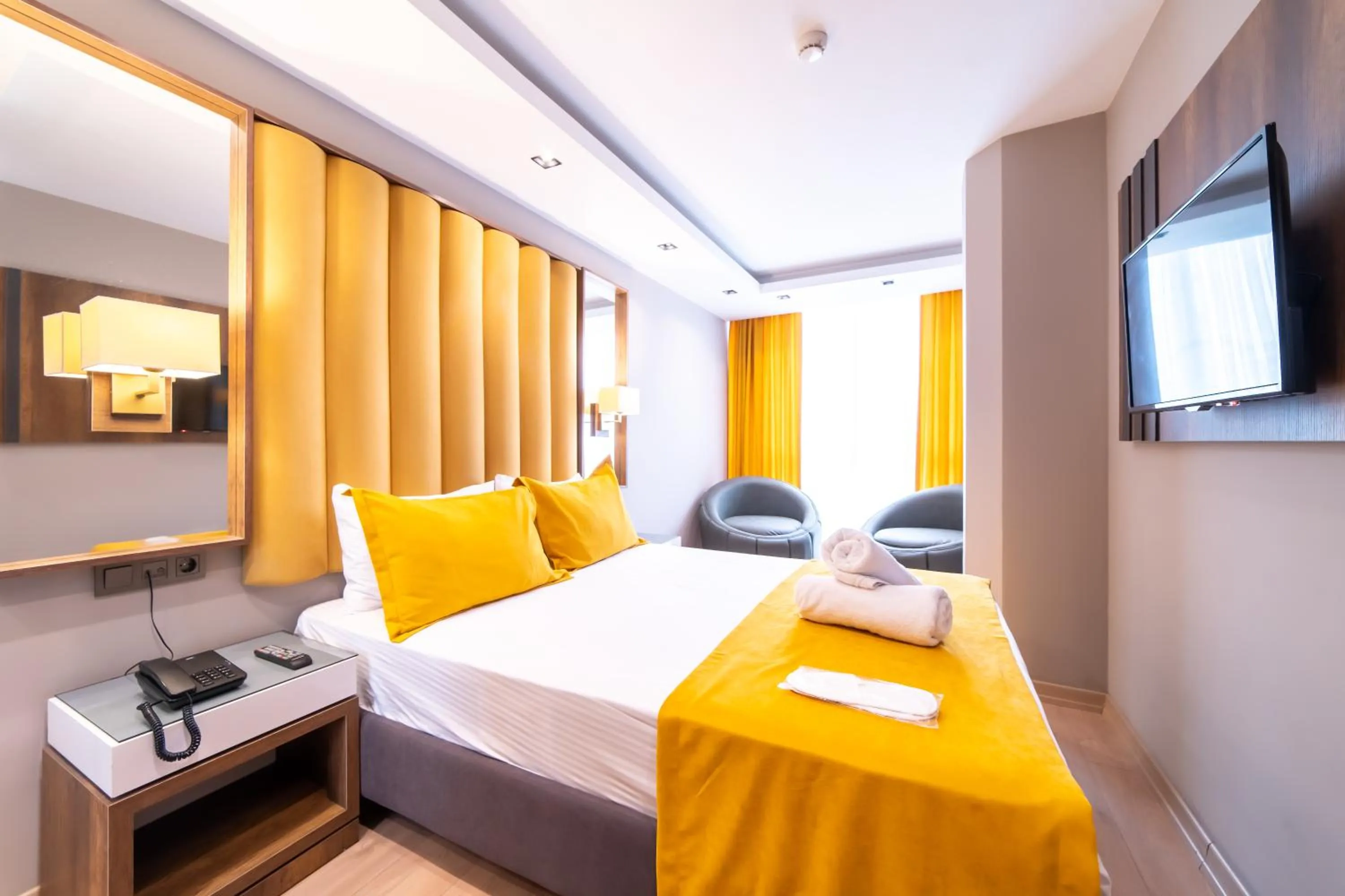 Bed in Garden Room Suit Hotel