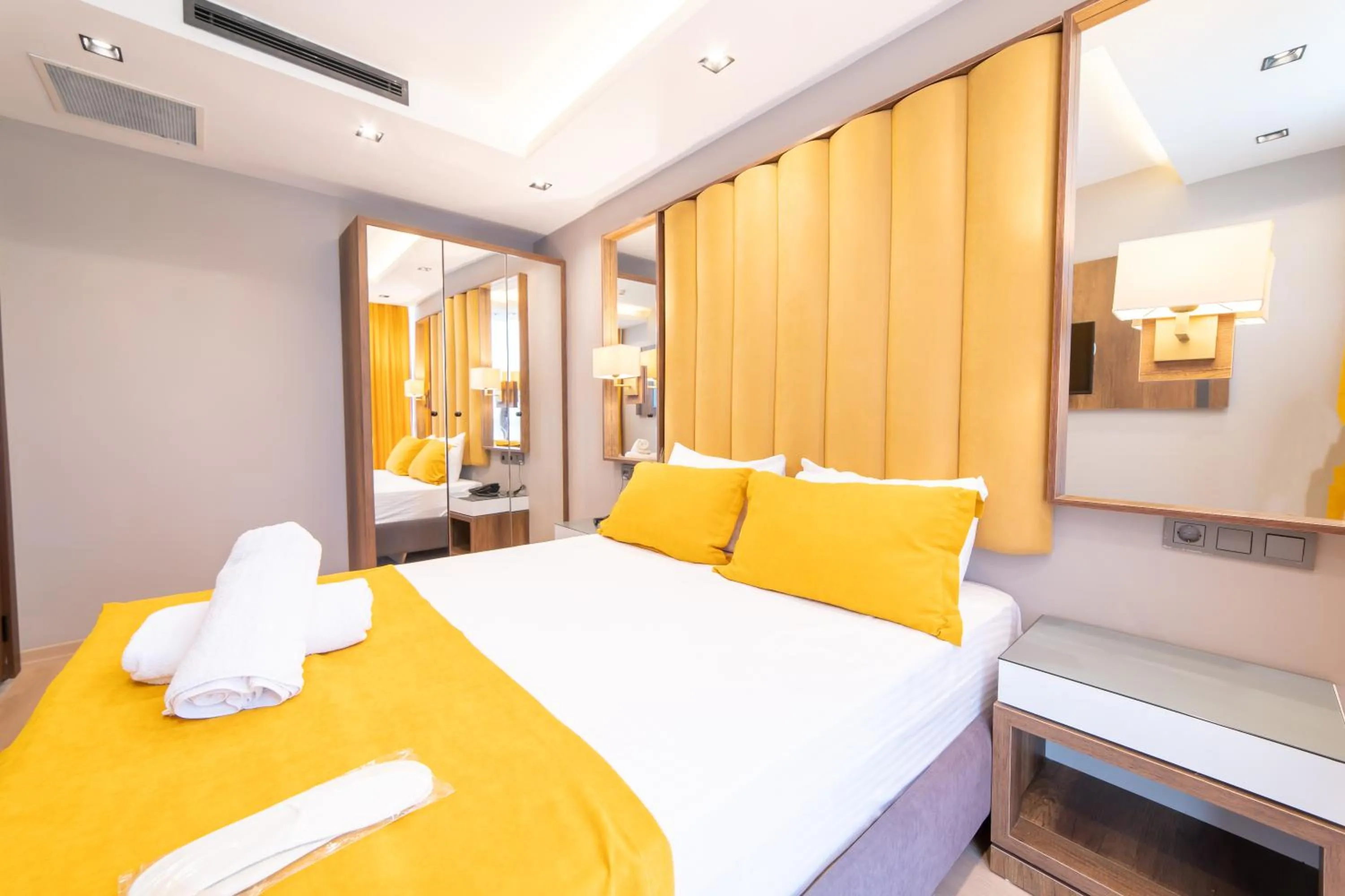 Bed in Garden Room Suit Hotel