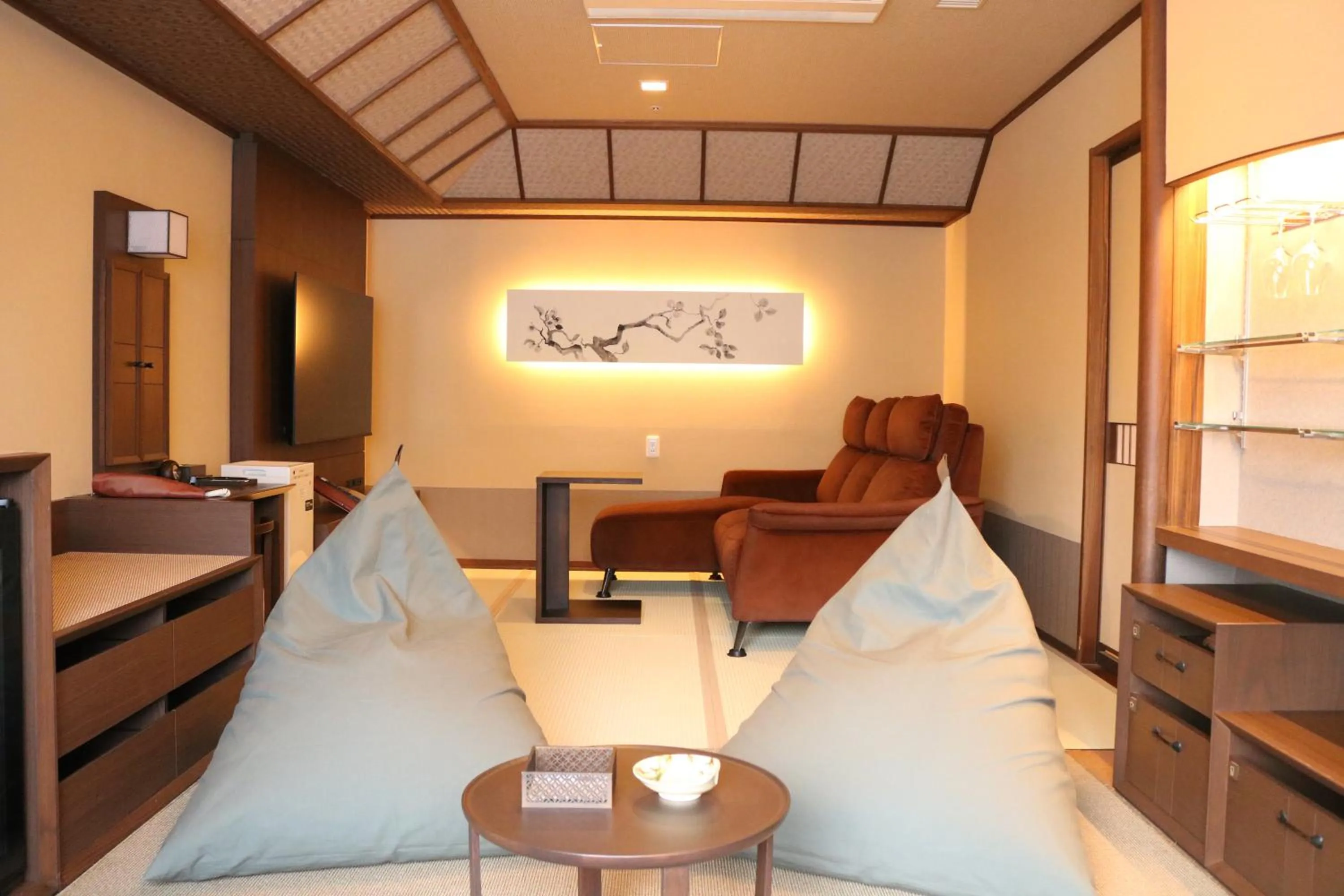 Living room in Jozankei Onsen Yurakusoan