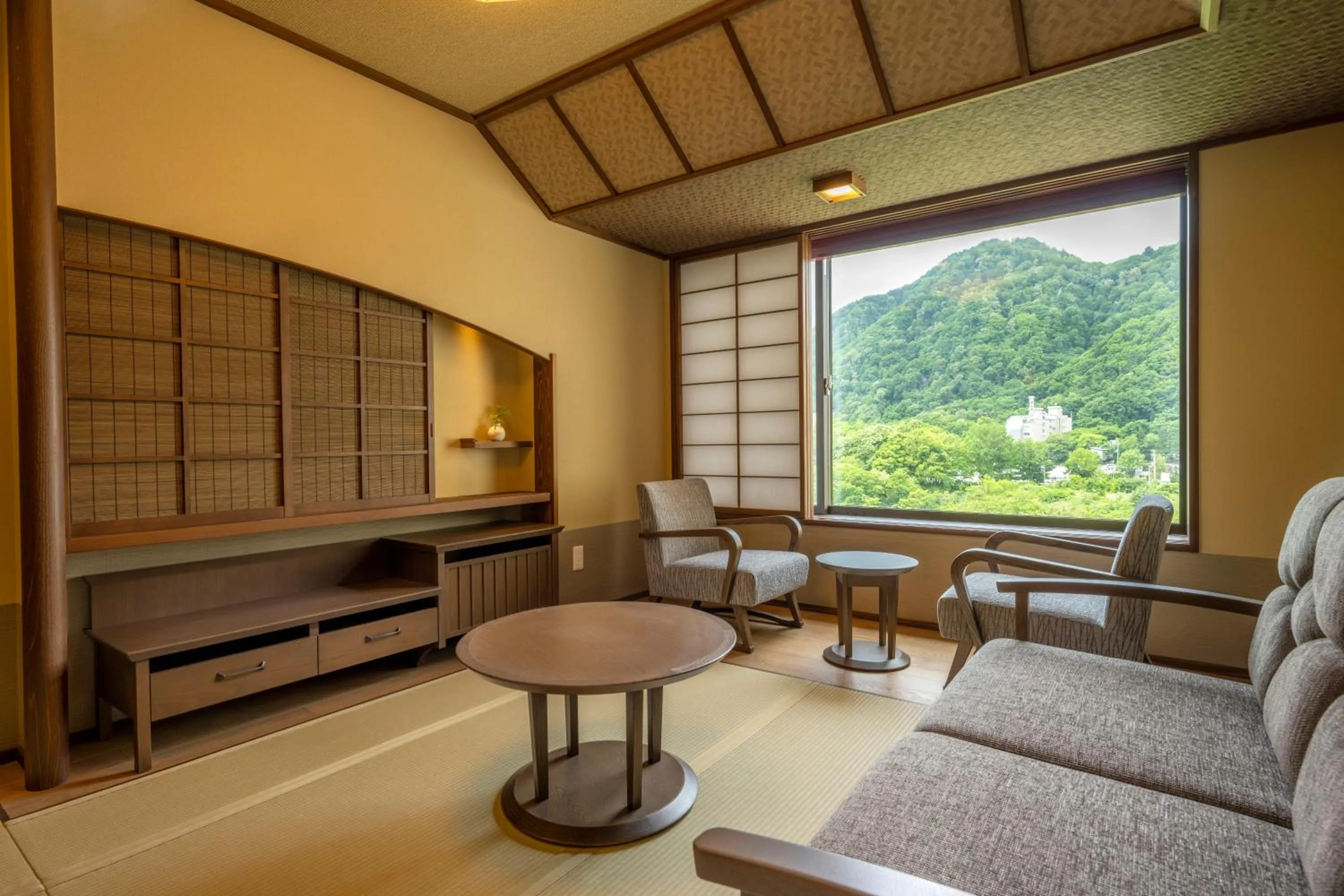 Living room in Jozankei Onsen Yurakusoan