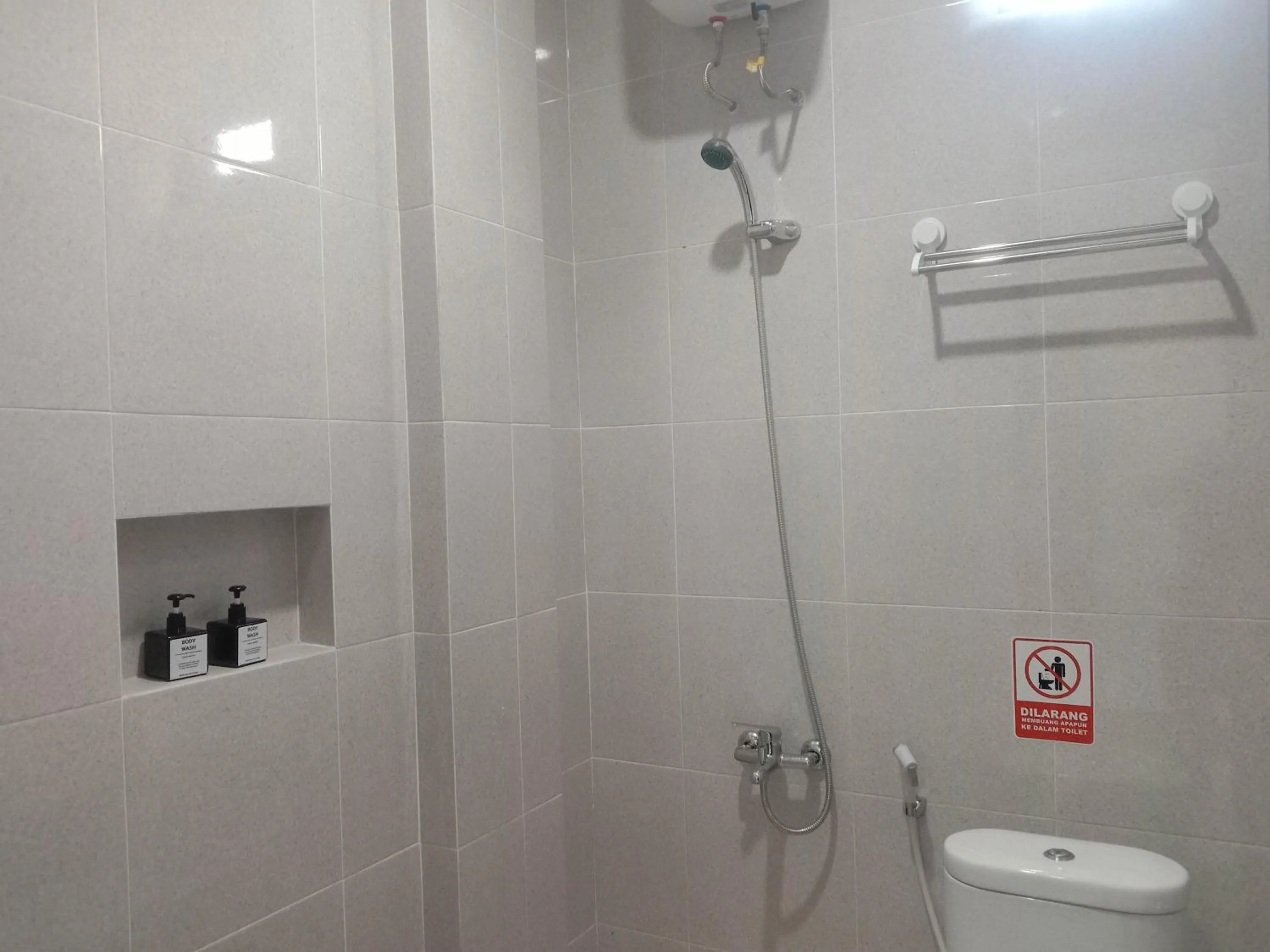 Bathroom in Urbanview Badran Residence Syariah Manahan