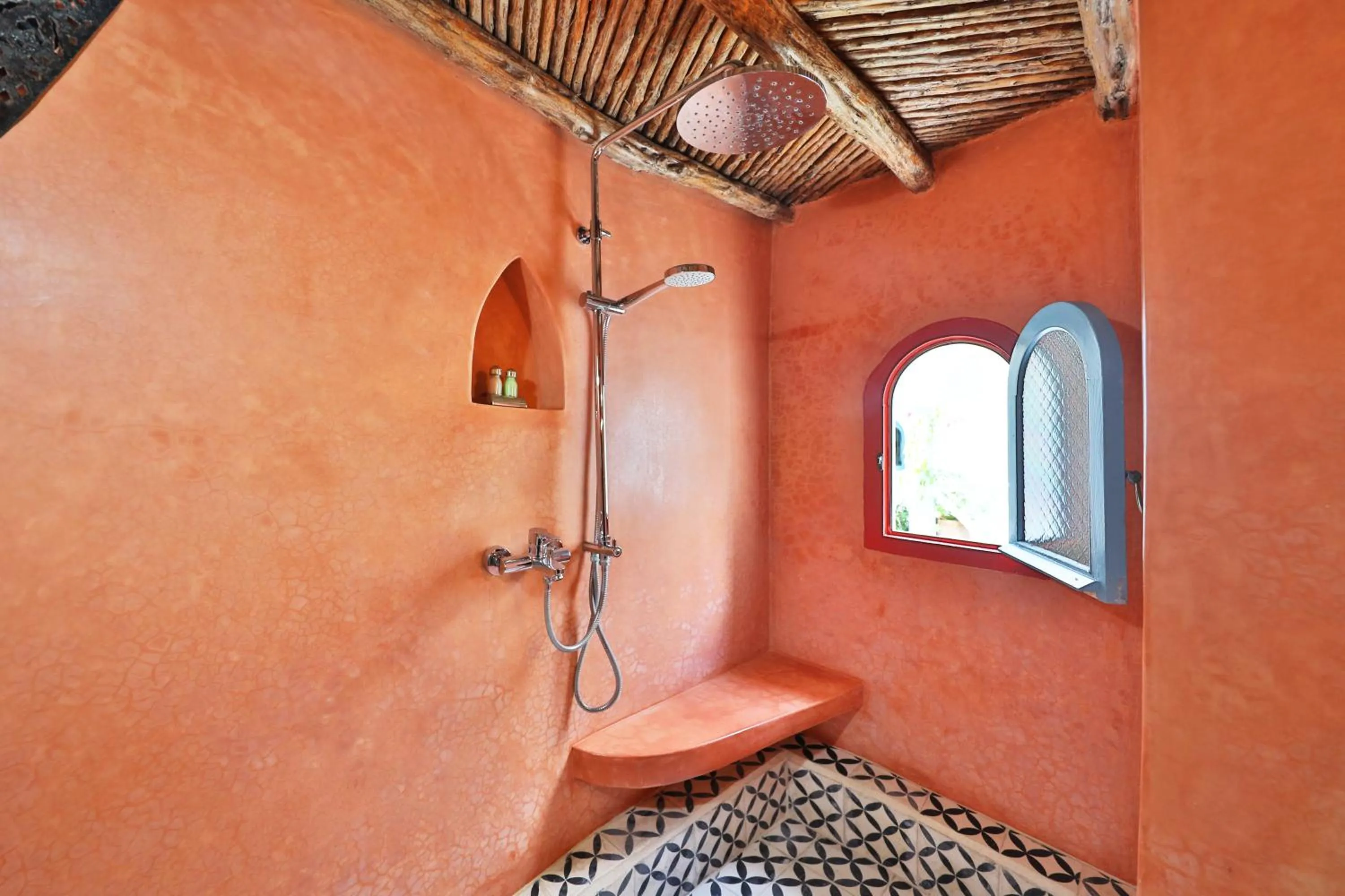 Shower in Ryad Watier & SPA