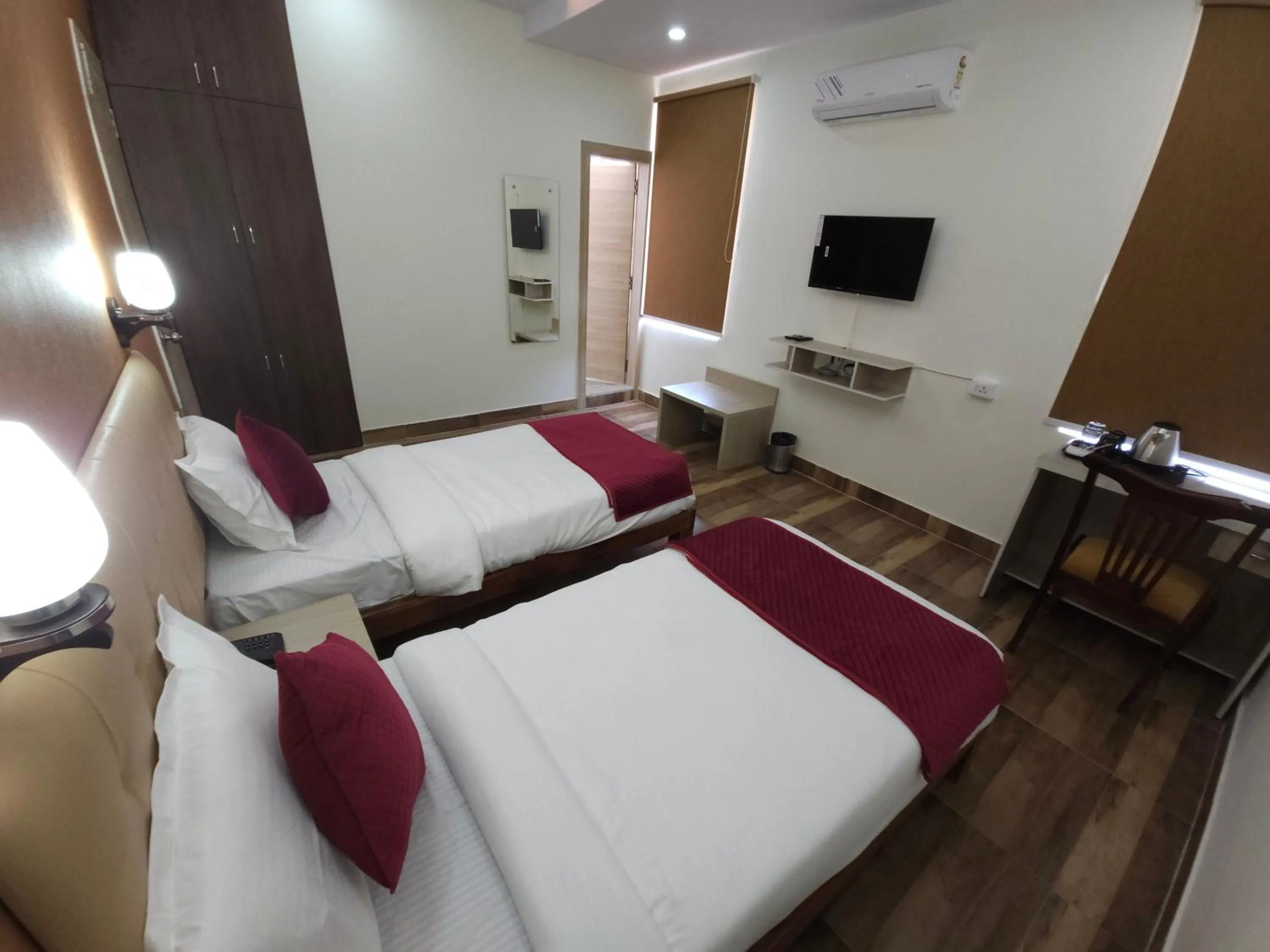 TV and multimedia in Pink Vista Hotel