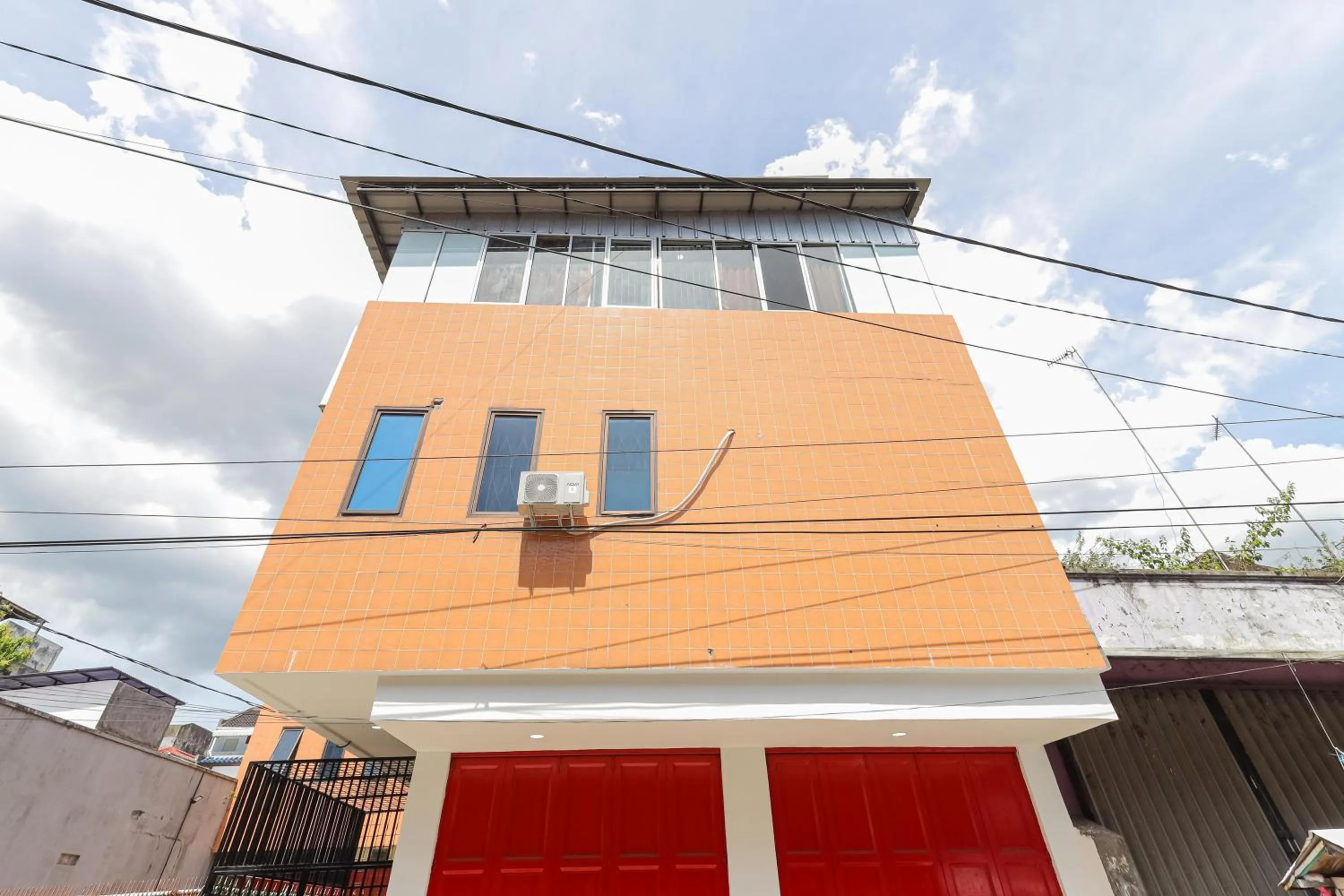 Property building in RedDoorz near Pasar Lama Serang