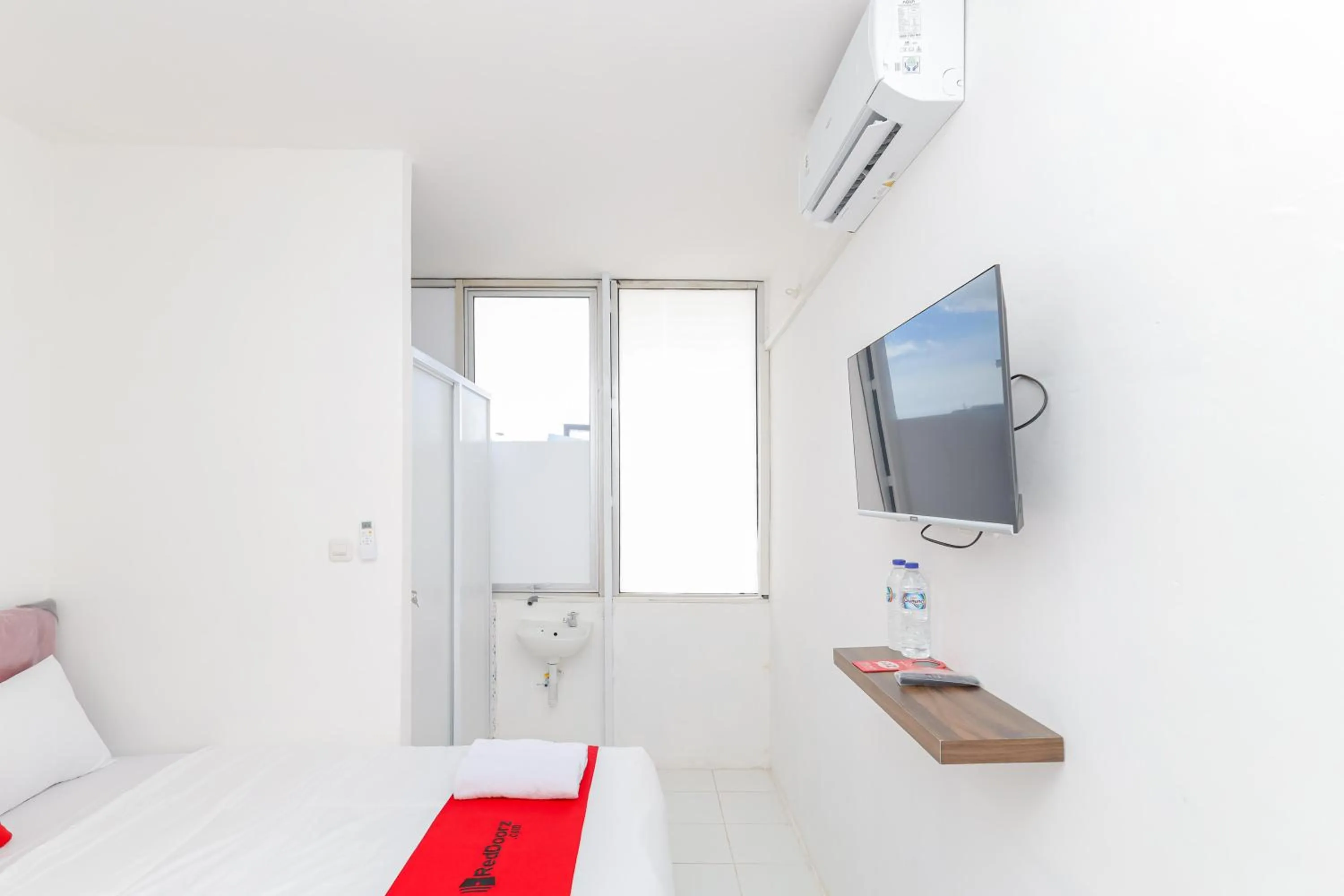 Bedroom, Bed in RedDoorz near Pasar Lama Serang