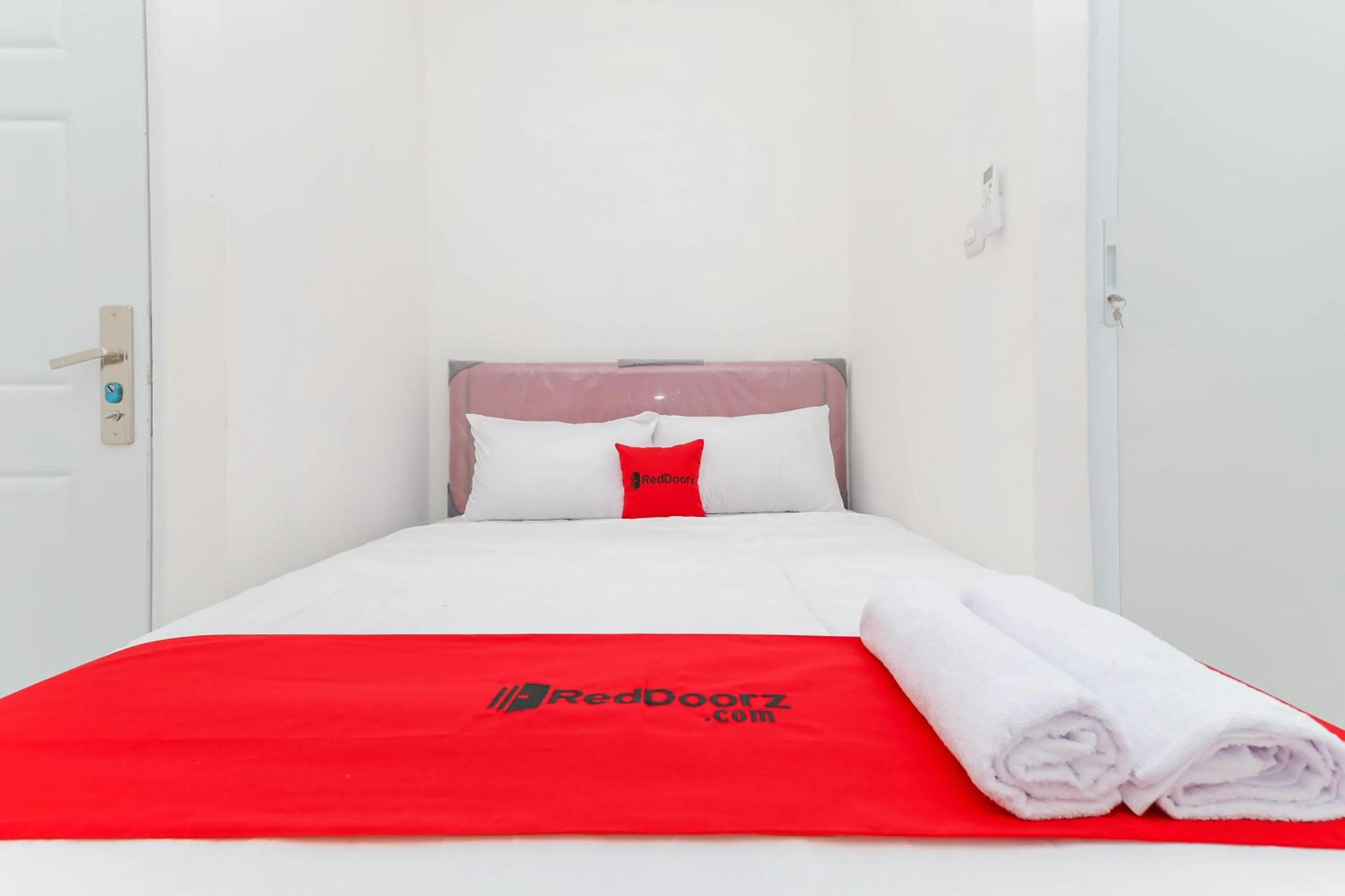 Bedroom, Bed in RedDoorz near Pasar Lama Serang