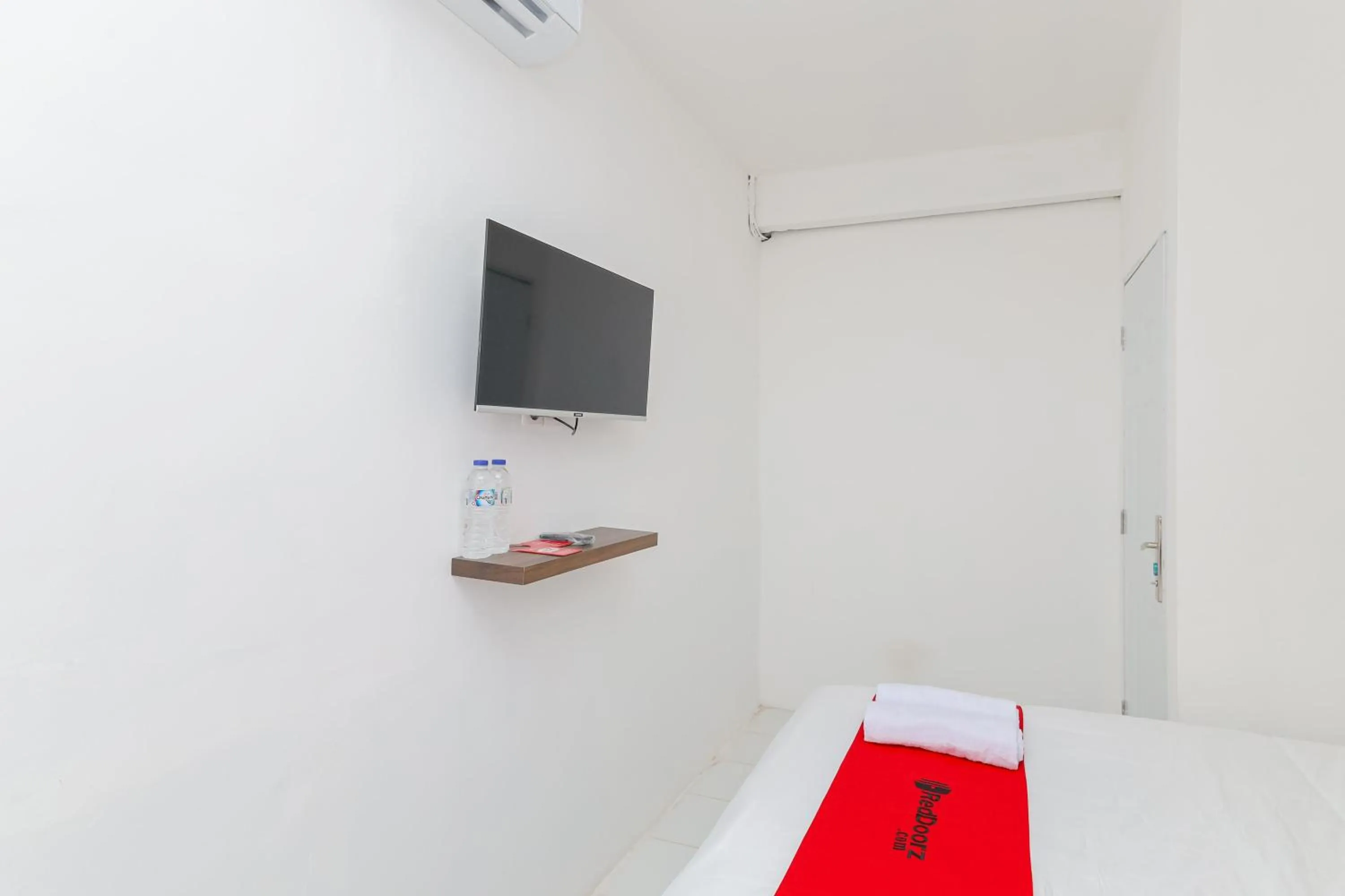 Bedroom, Bed in RedDoorz near Pasar Lama Serang