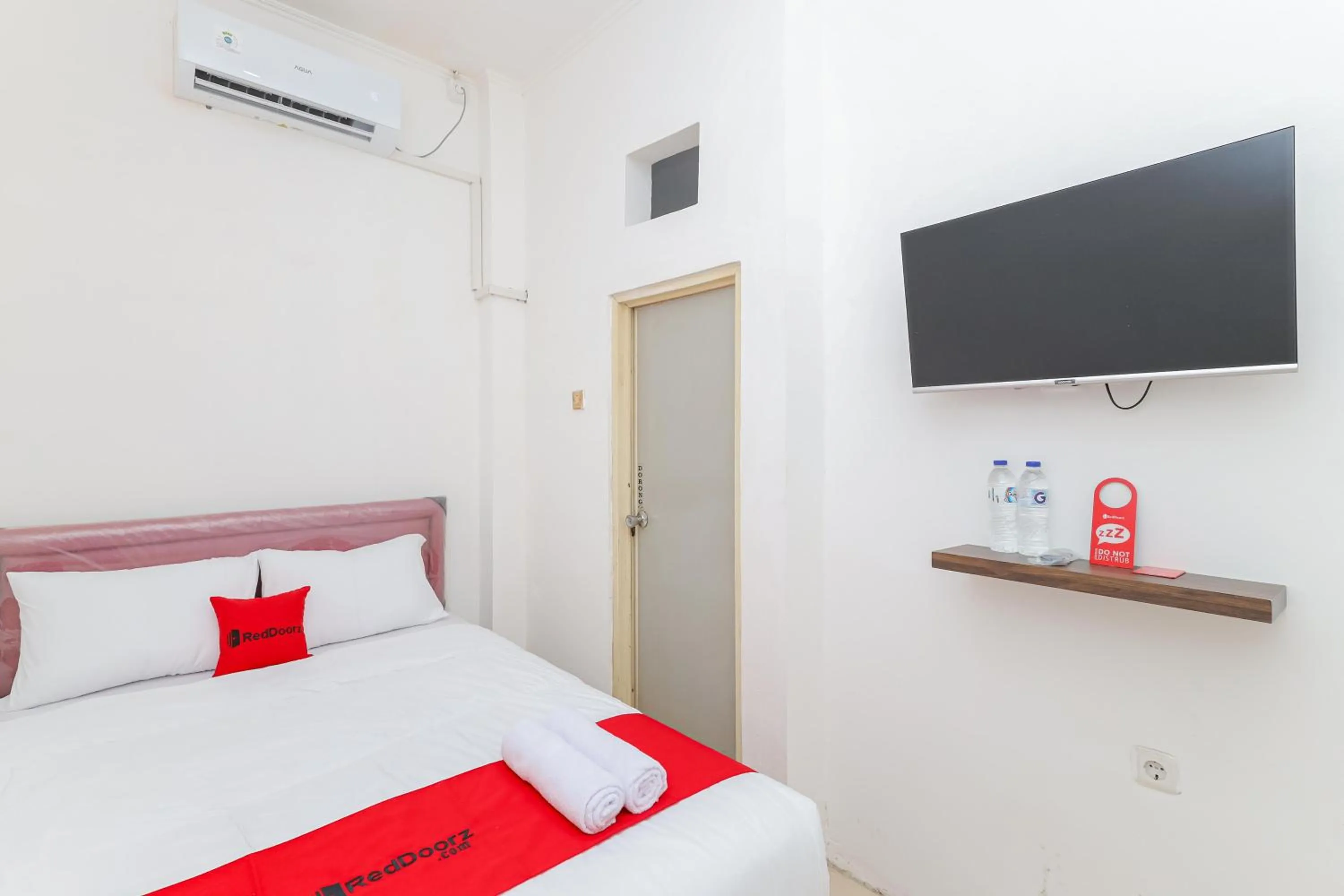 TV and multimedia, Bed in RedDoorz near Pasar Lama Serang