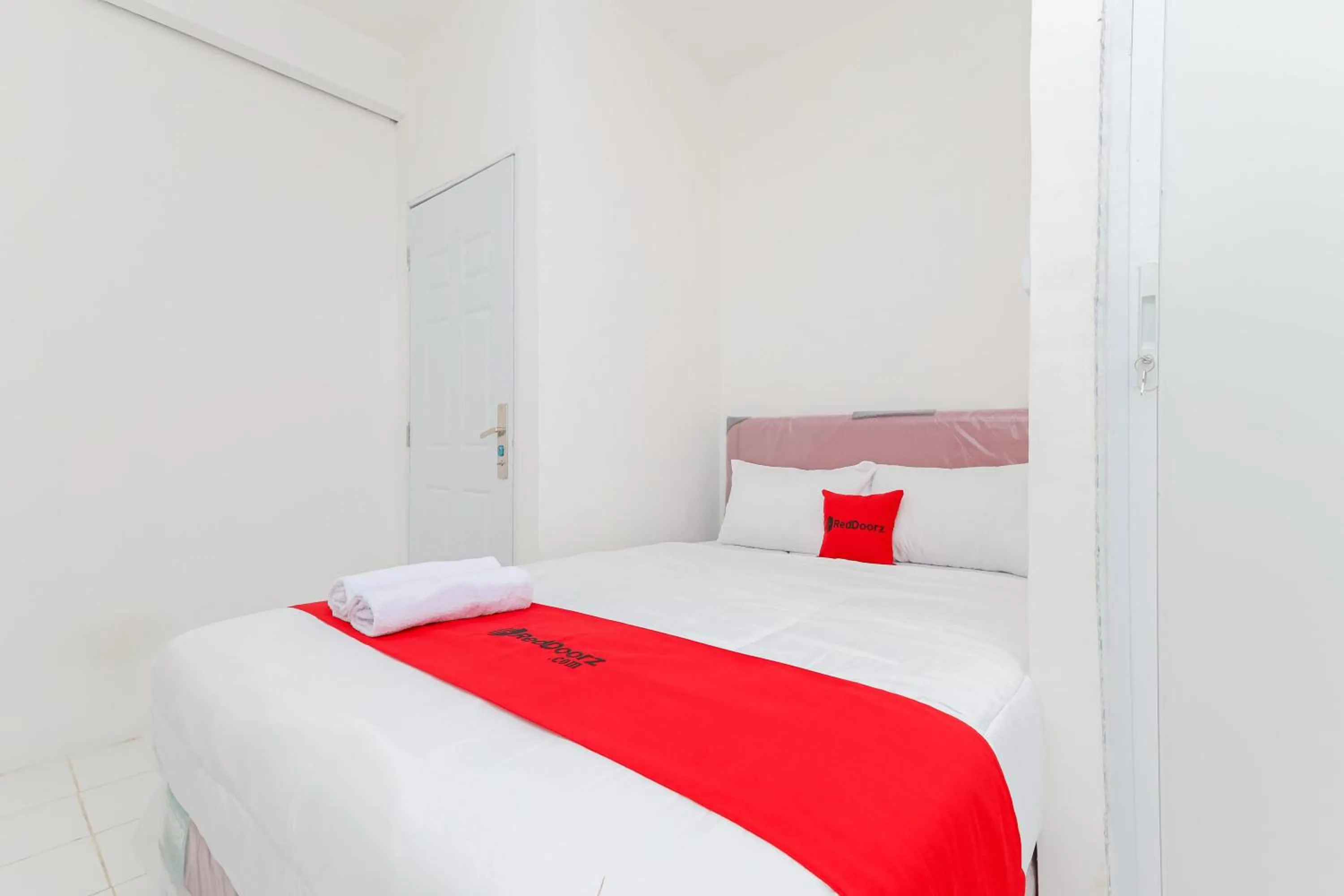 Bedroom, Bed in RedDoorz near Pasar Lama Serang