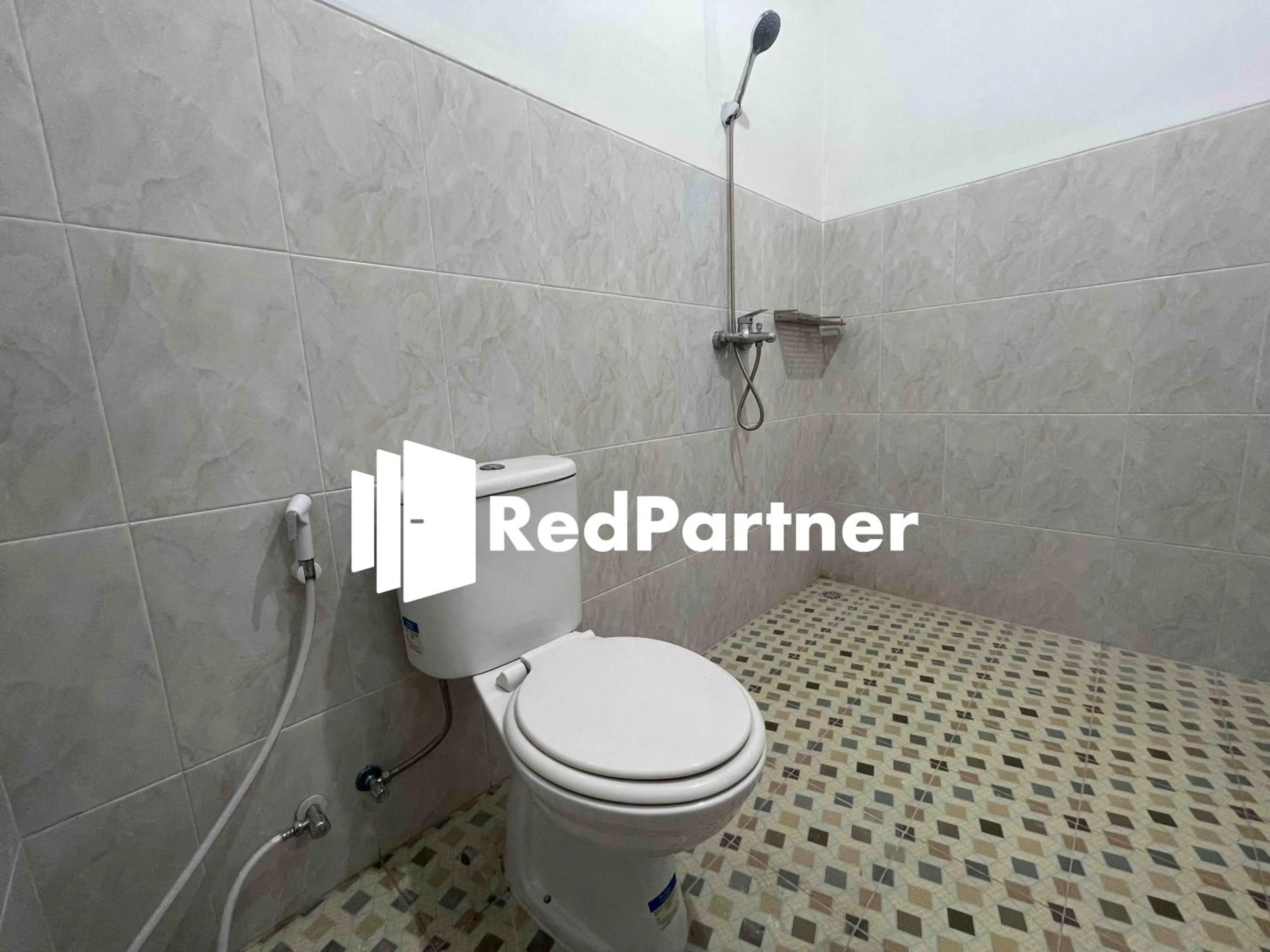 Bathroom in Hotel Pusponjolo Syariah Semarang Mitra RedDoorz