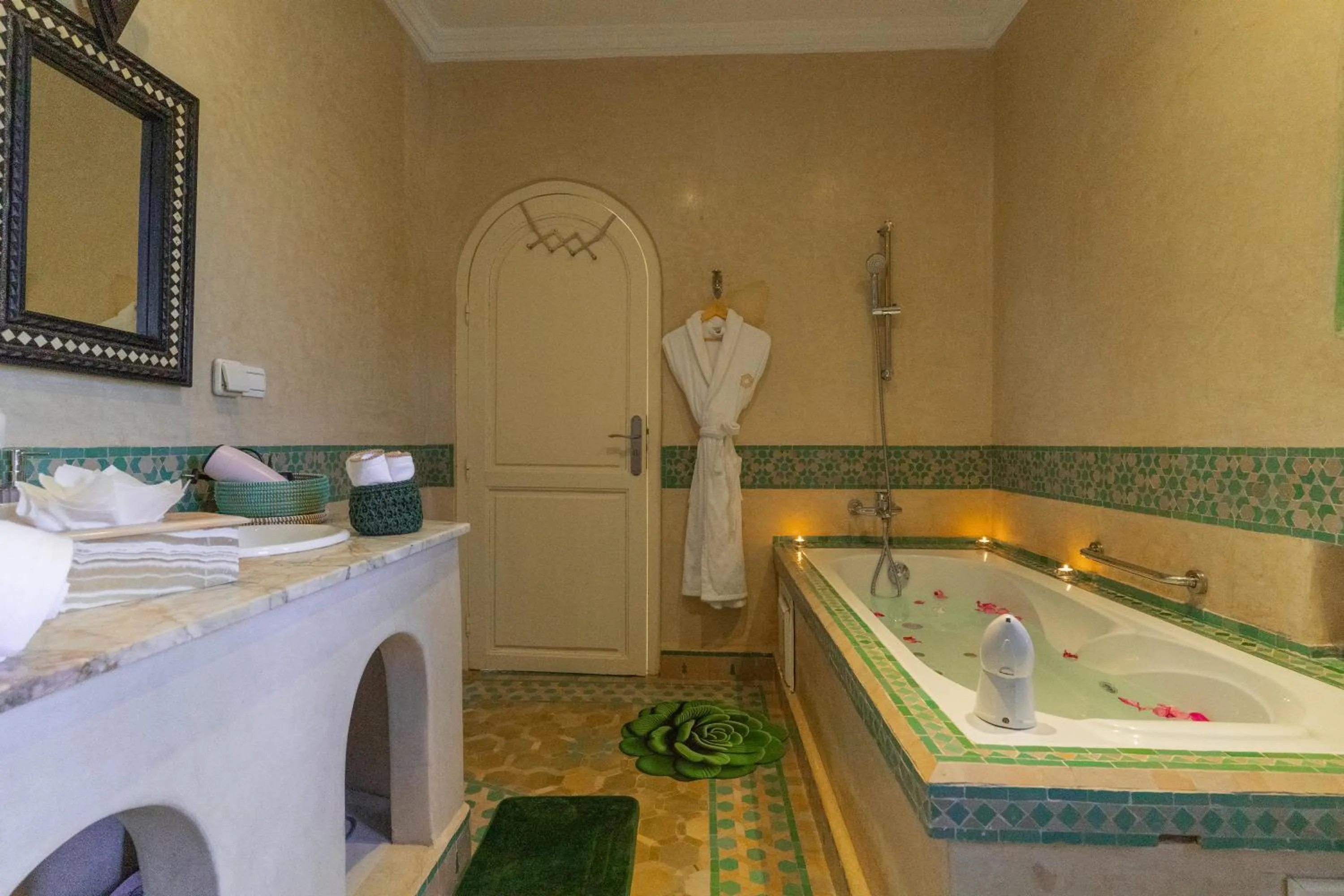 Hot Tub in Palais les sources de l'atlas, Padel & spa