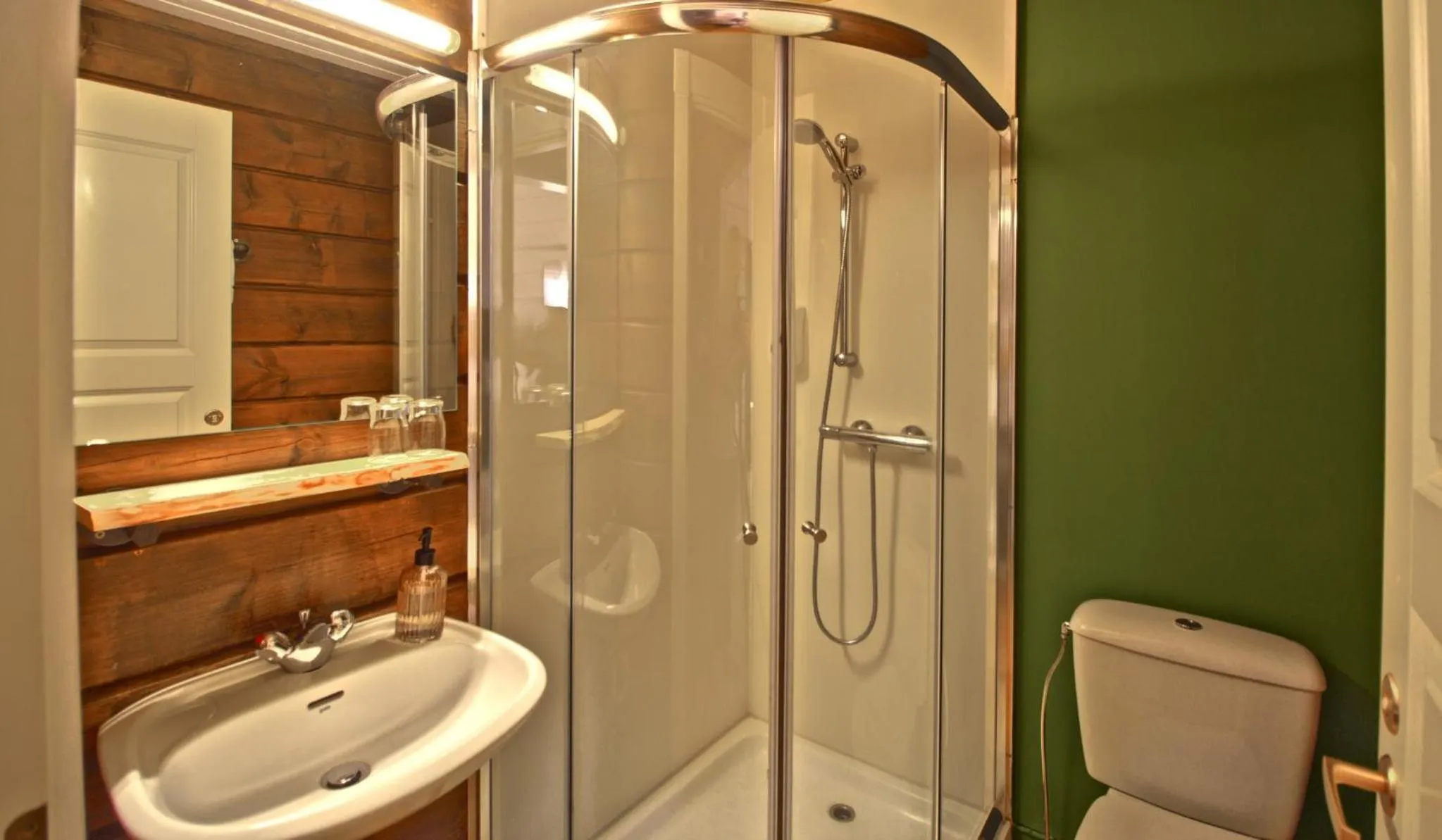 Bathroom in Hotel Breiddalsvik