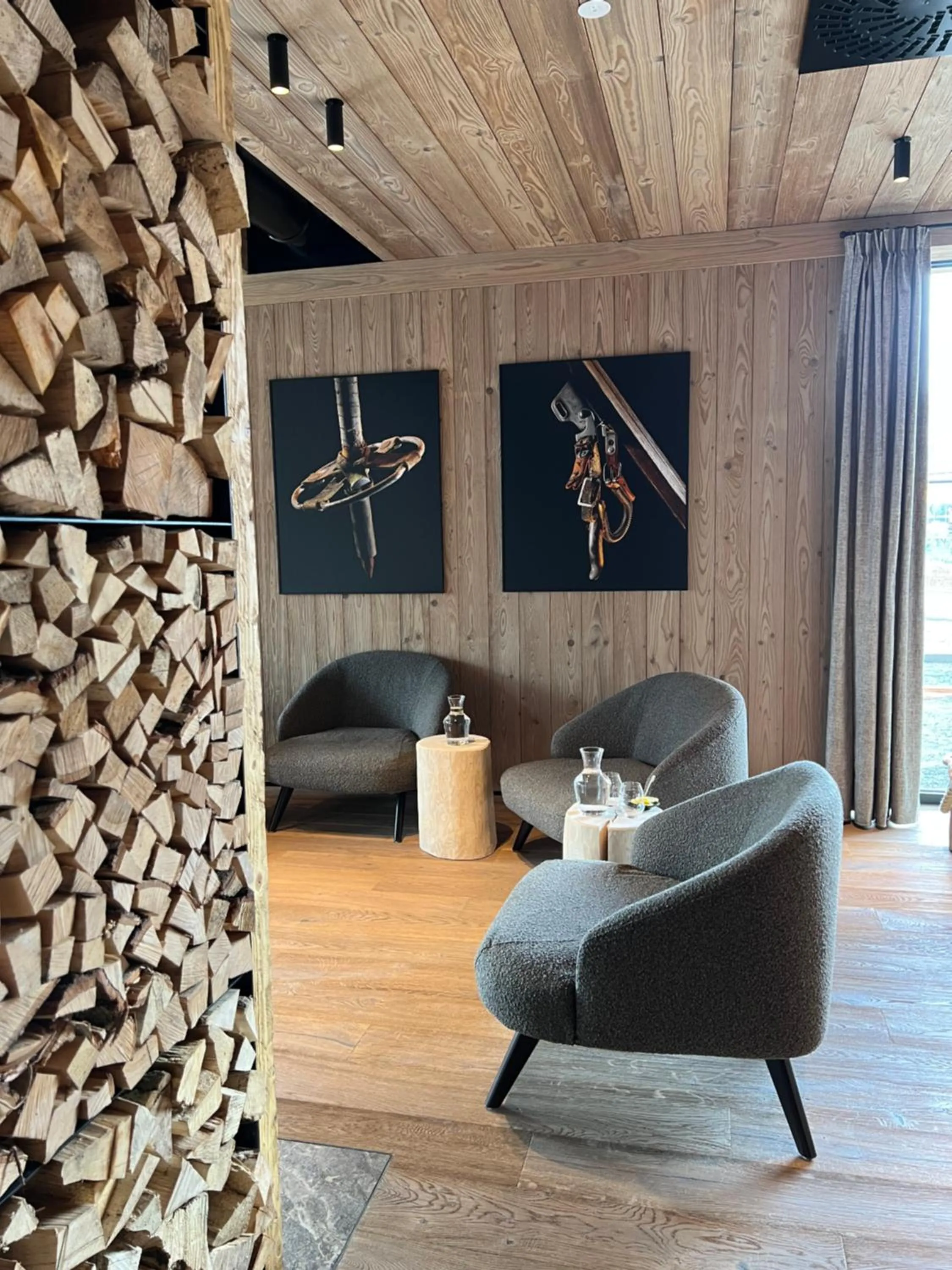 Restaurant/places to eat in Aldrov Resort