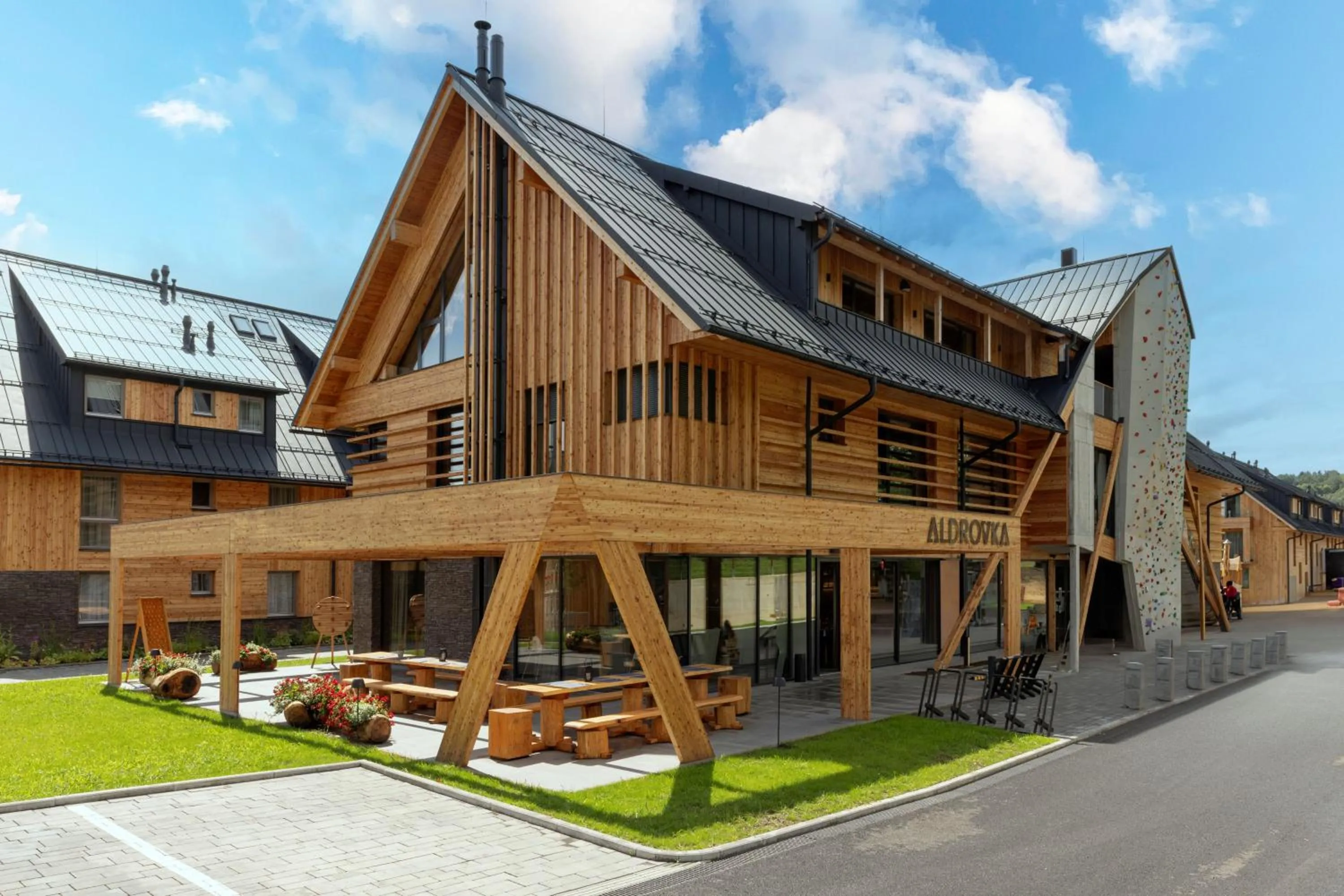 Restaurant/places to eat in Aldrov Resort