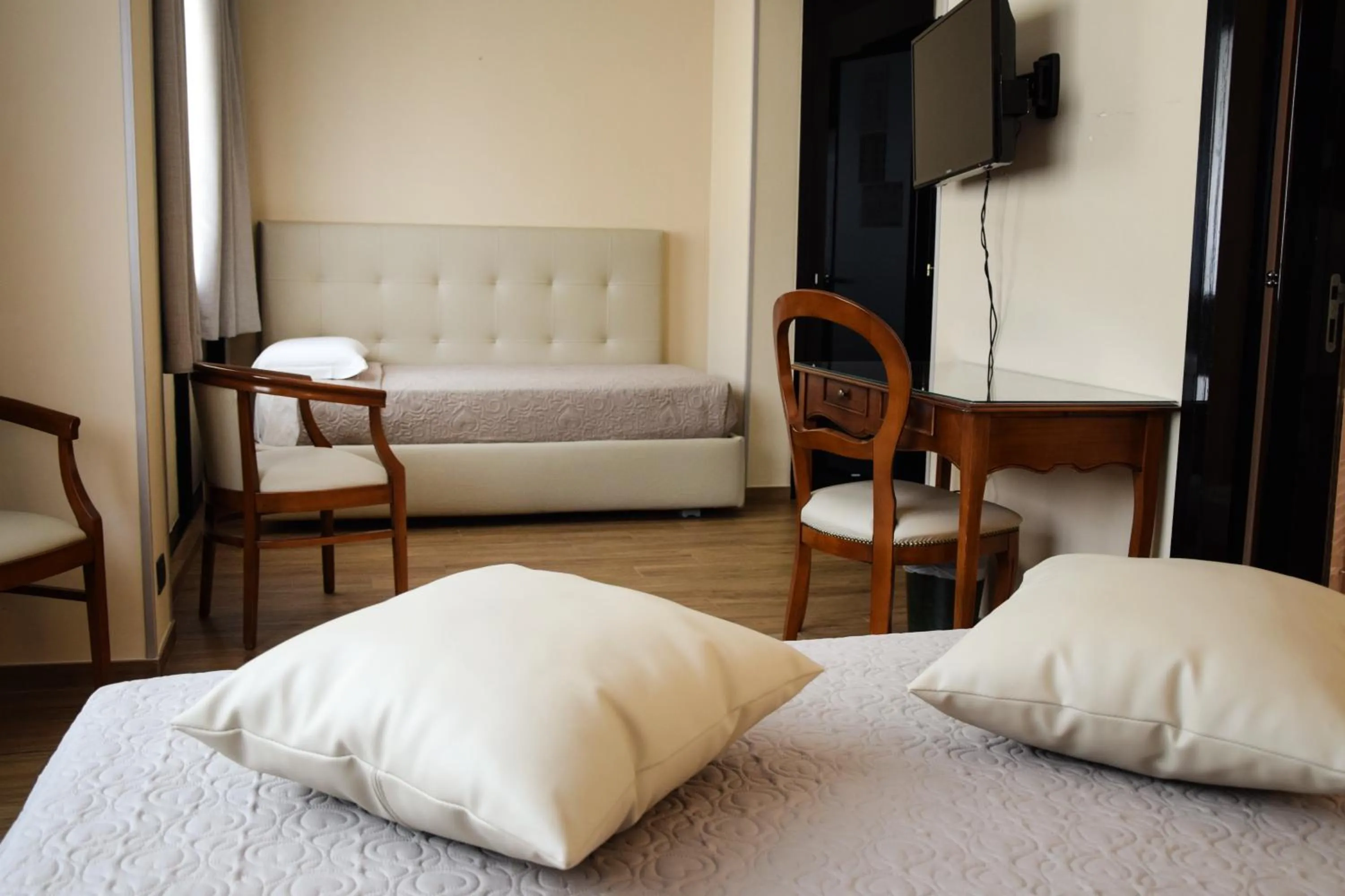 Living room, Bed in Hotel Valentino Du Parc