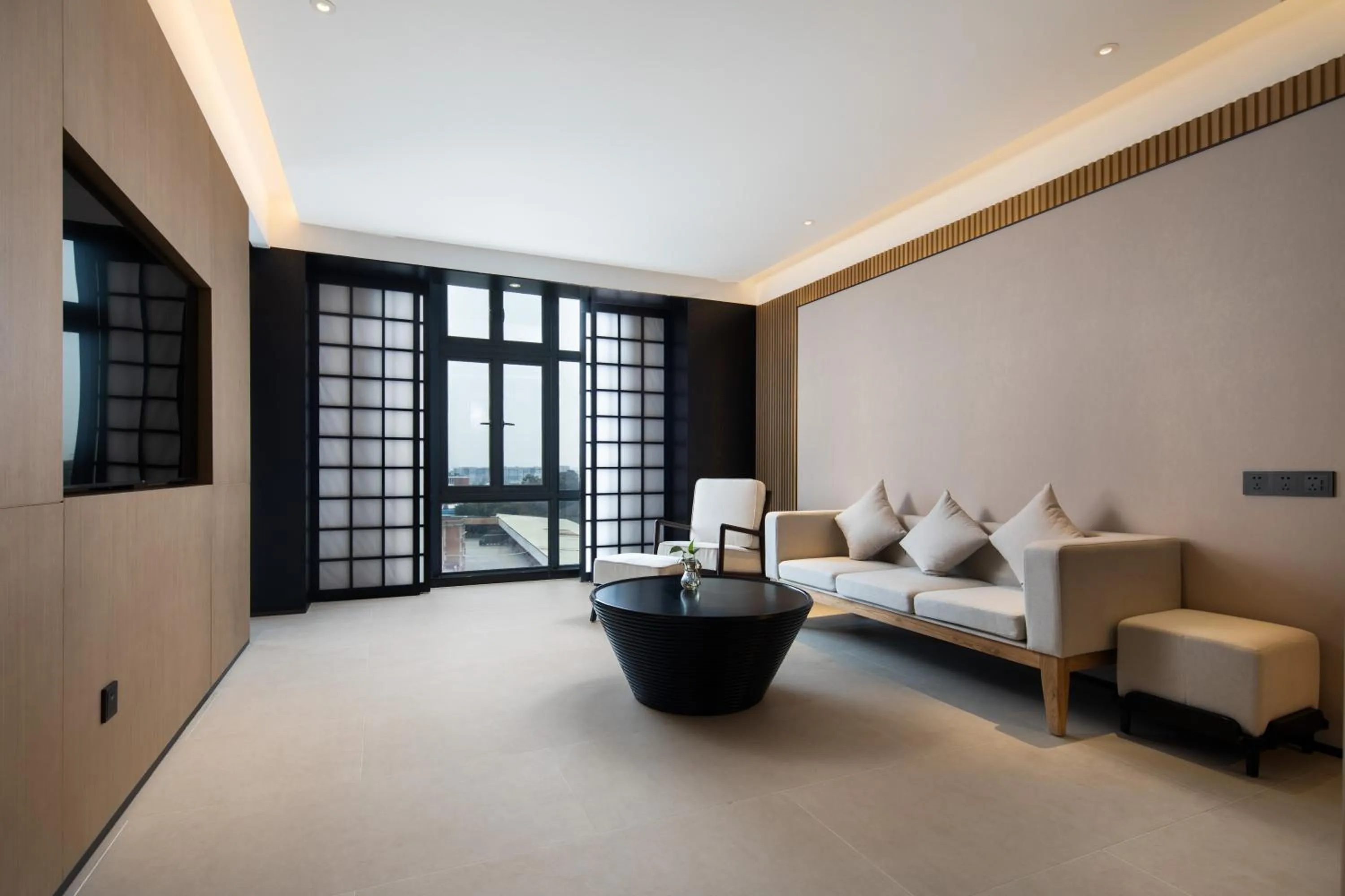 Living room, Bed in GINCO Hotel Guangzhou Baiyun Airport-24 Hour Airport Pick-up and Drop-off Service