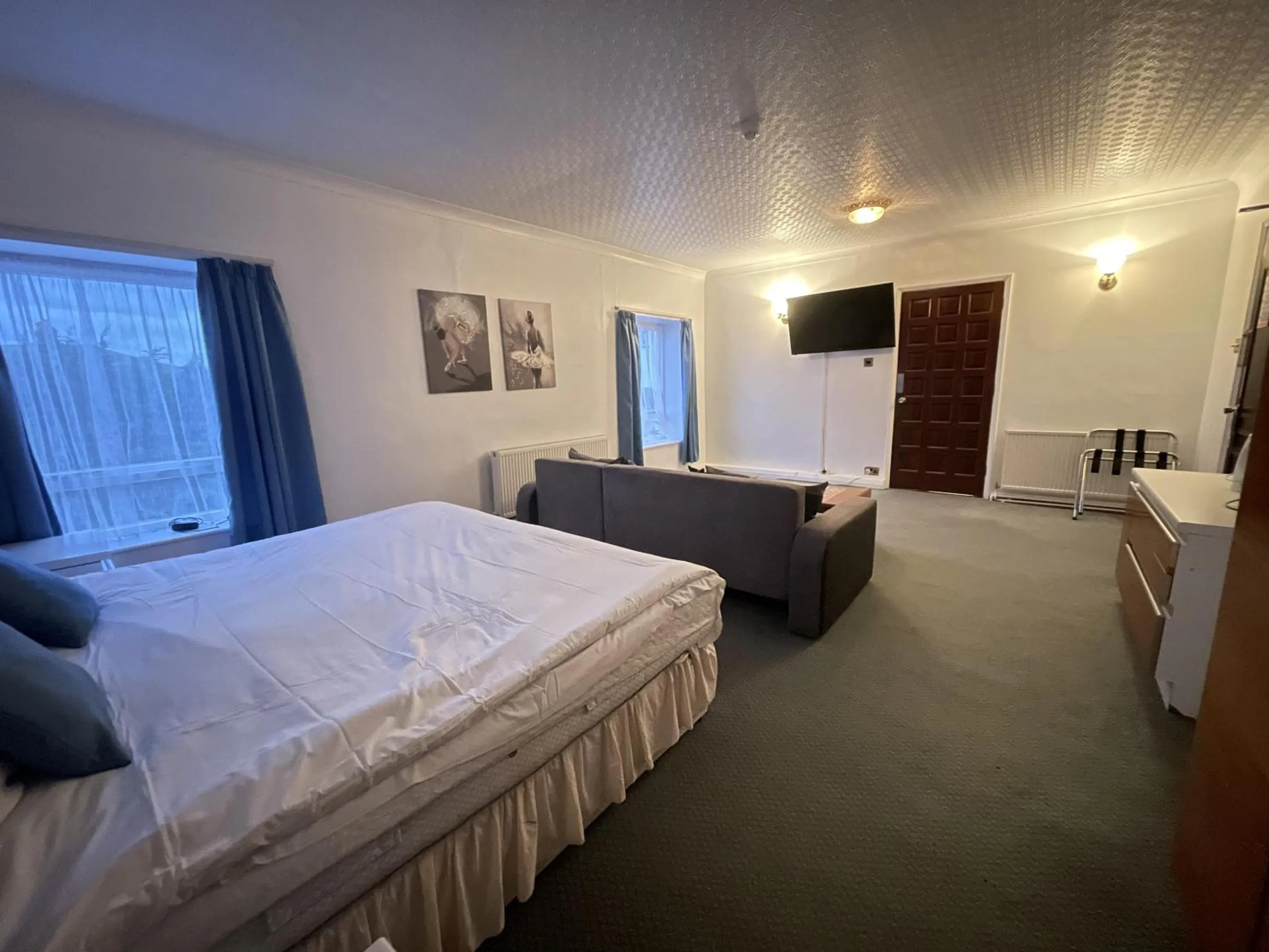 Bedroom, Bed in The Dolphin Hotel