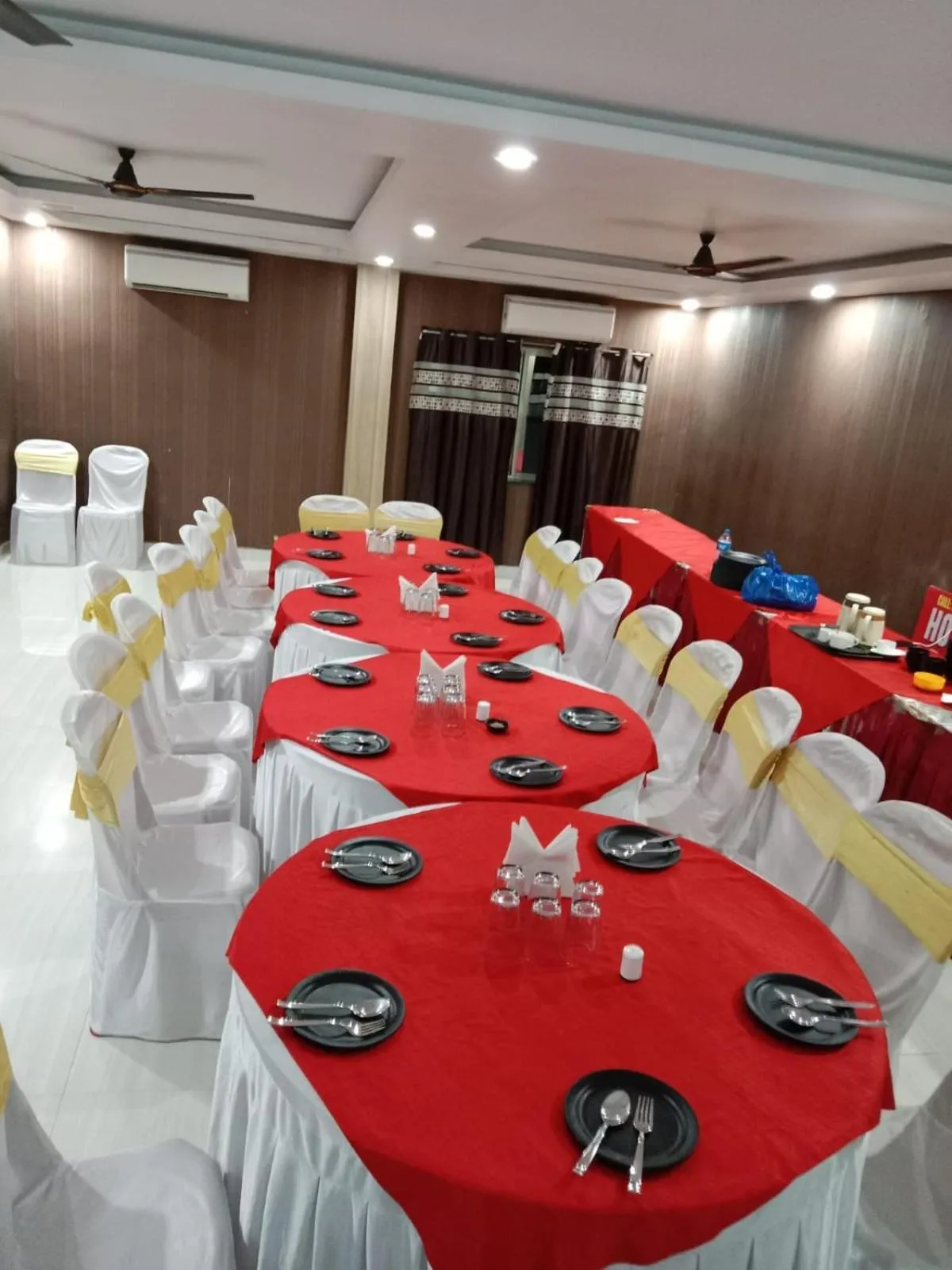 Restaurant/places to eat in HOTEL R K PALACE Bhopal
