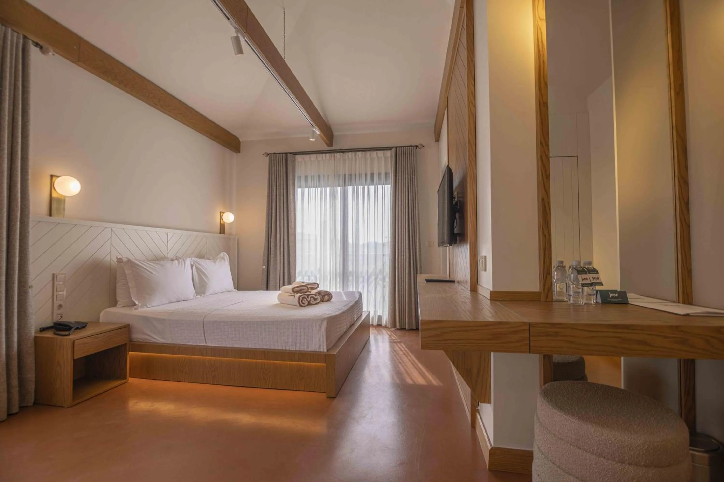 Photo of the whole room, Bed in June Alaçatı Adult Only