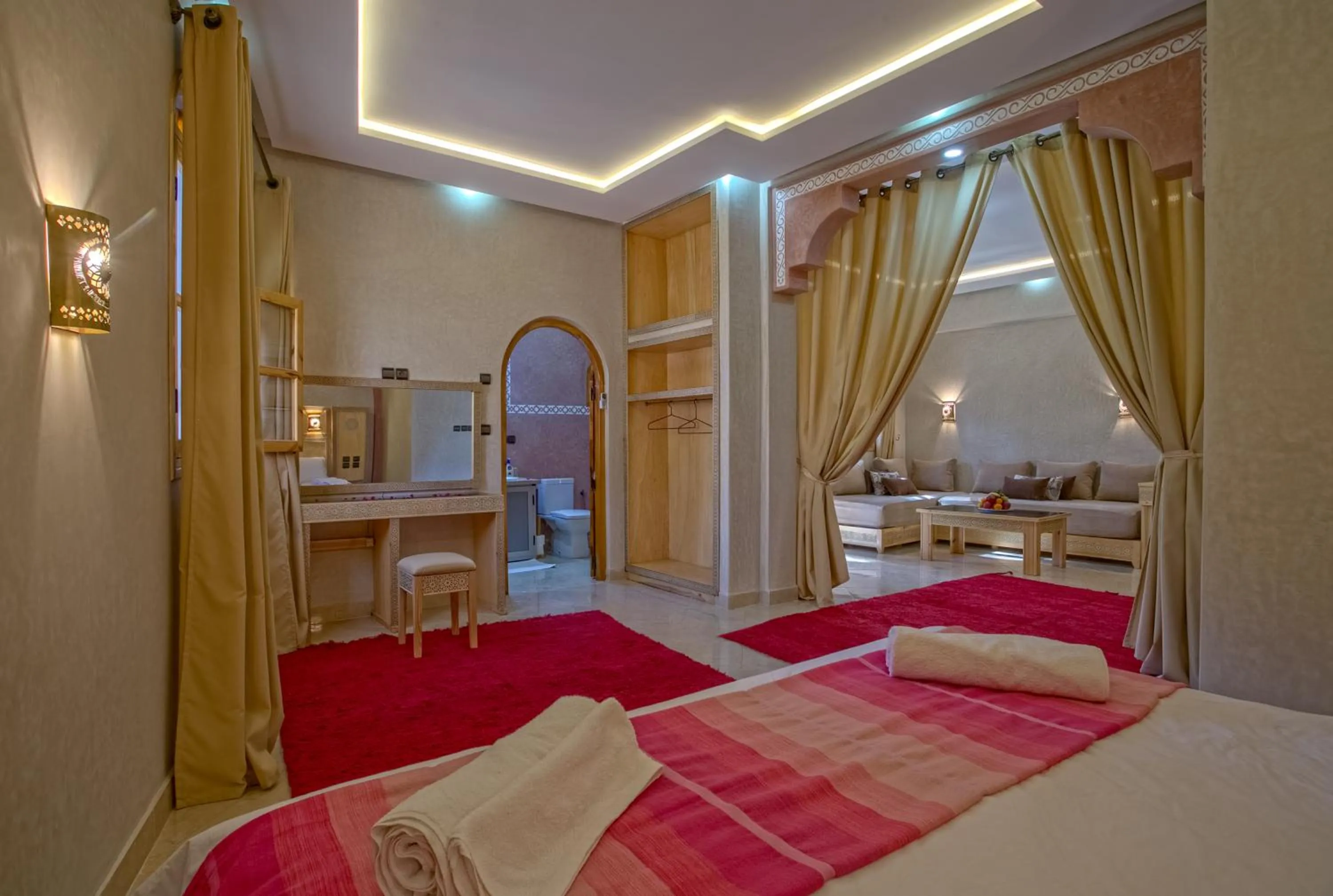 Communal lounge/ TV room, Bed in Kasbah Sirocco