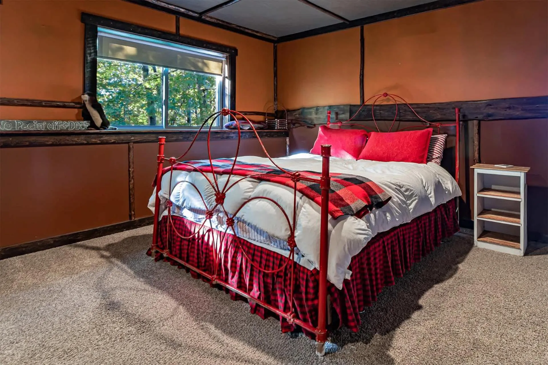 Bed in Spacious Leech Lake Home on 2 Private Acres, 200' of lake shore 15 Minutes to Walker with boat lift, dock, swimming, fire pit