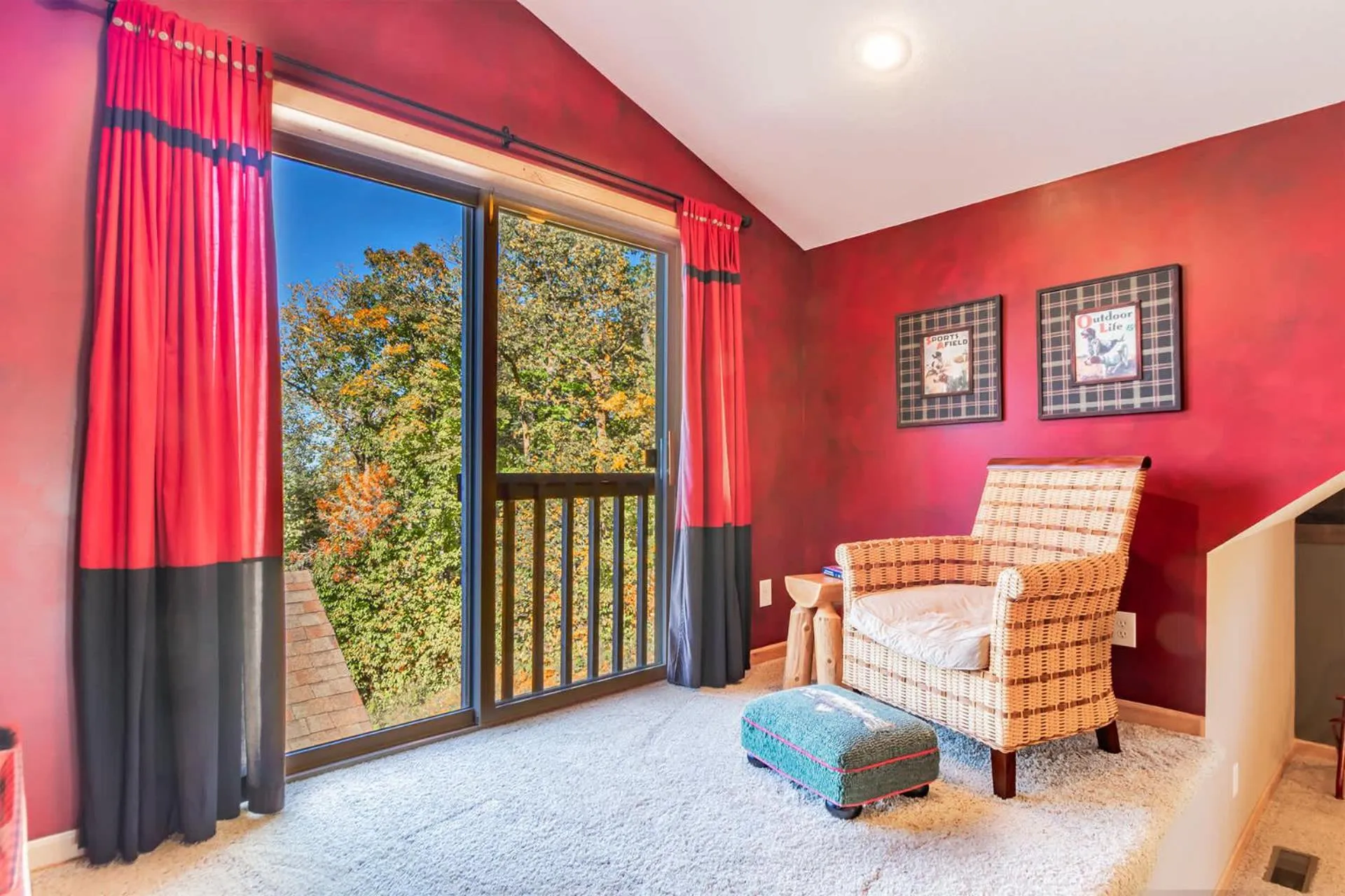 Bed in Spacious Leech Lake Home on 2 Private Acres, 200' of lake shore 15 Minutes to Walker with boat lift, dock, swimming, fire pit