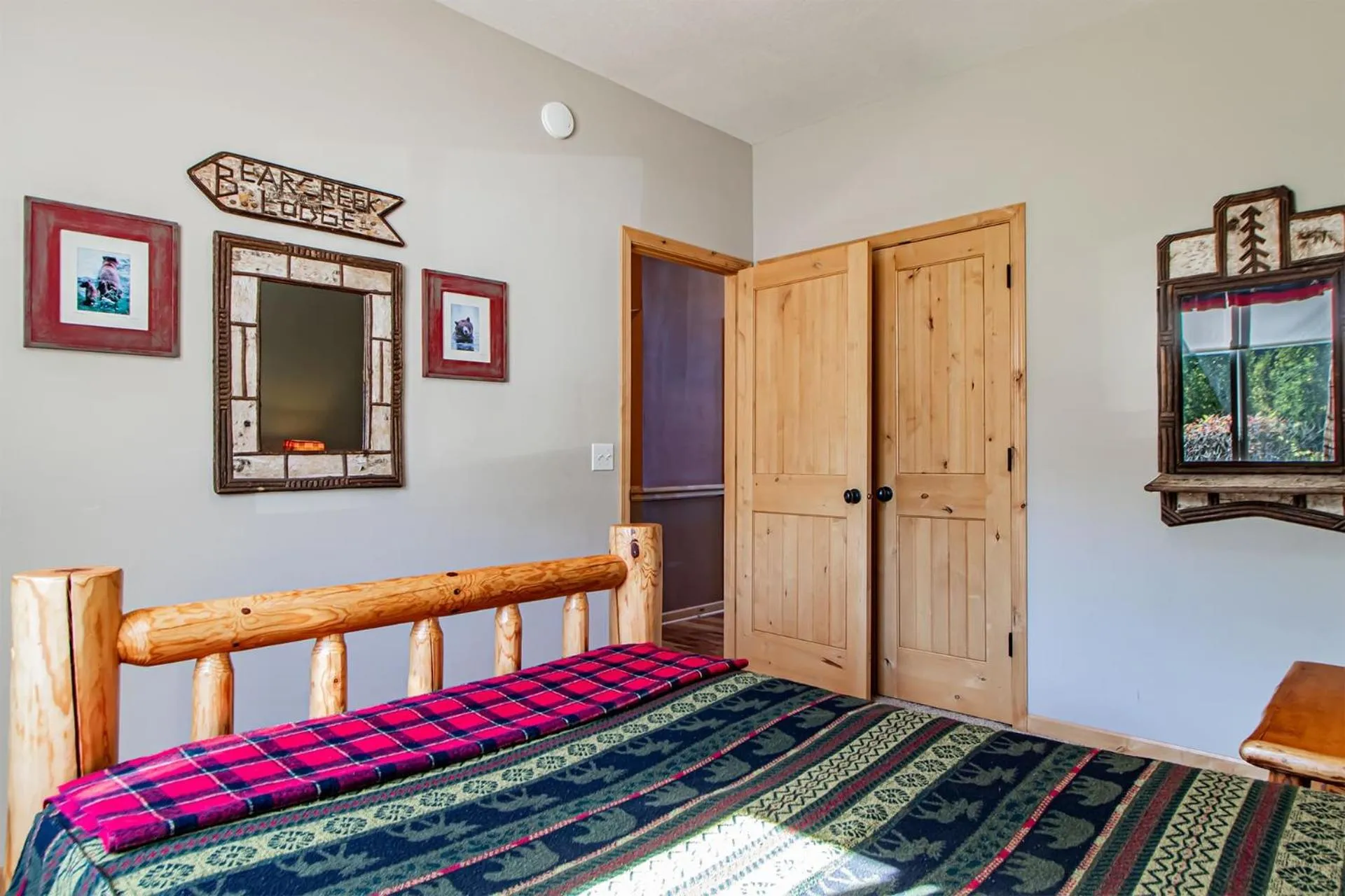 Bed in Spacious Leech Lake Home on 2 Private Acres, 200' of lake shore 15 Minutes to Walker with boat lift, dock, swimming, fire pit