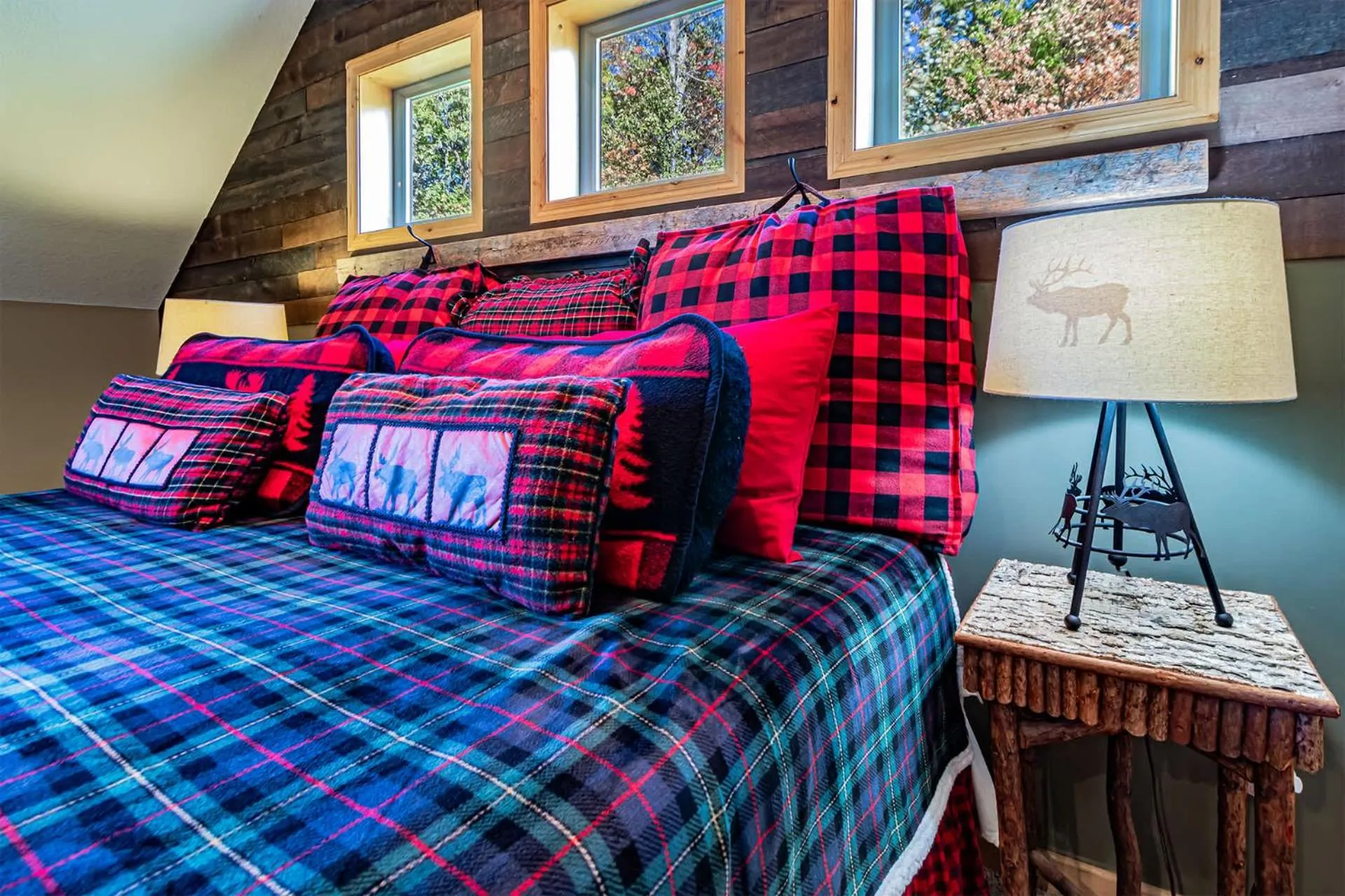 Bed in Spacious Leech Lake Home on 2 Private Acres, 200' of lake shore 15 Minutes to Walker with boat lift, dock, swimming, fire pit