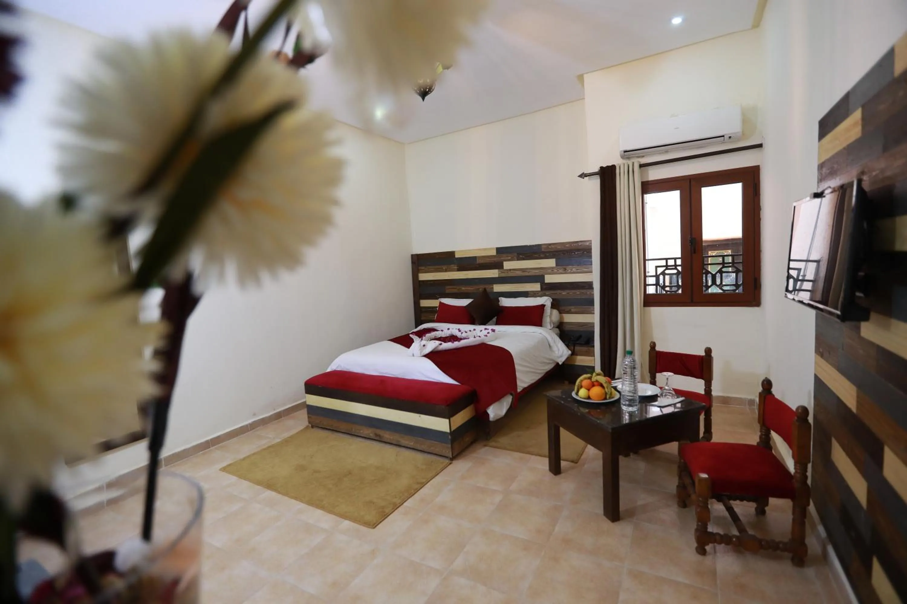 Photo of the whole room, Bed in Kasbah Tizimi