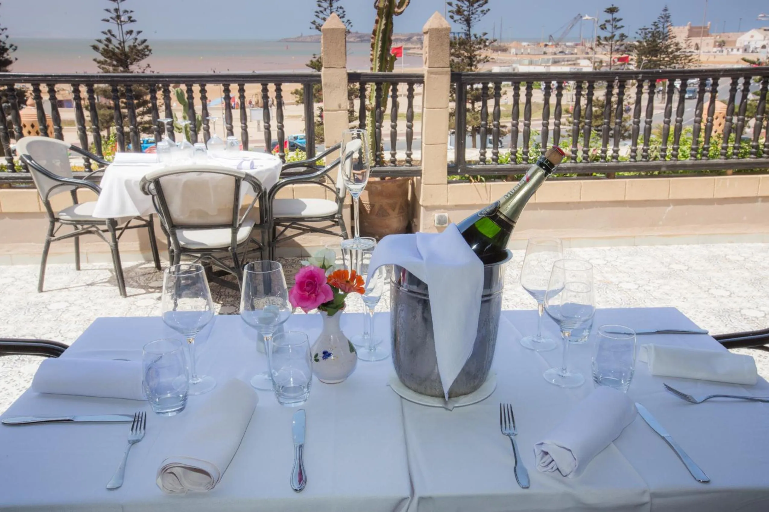 Restaurant/places to eat in Hôtel Des Iles